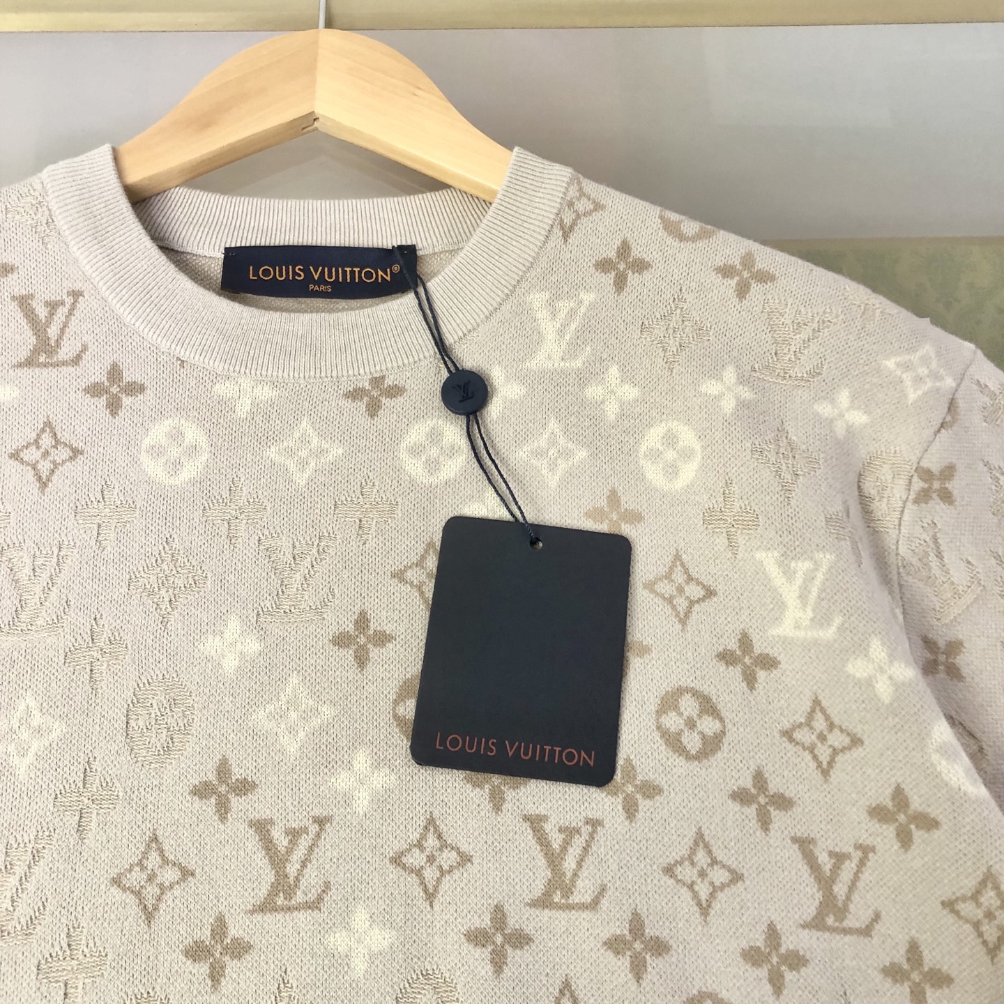 LV 一比一 男款 米白編織 Monogram 短袖T恤 柔和紋理造型| 11 LV 一比一 男款 米白編織 Monogram 短袖T恤 柔和紋理造型