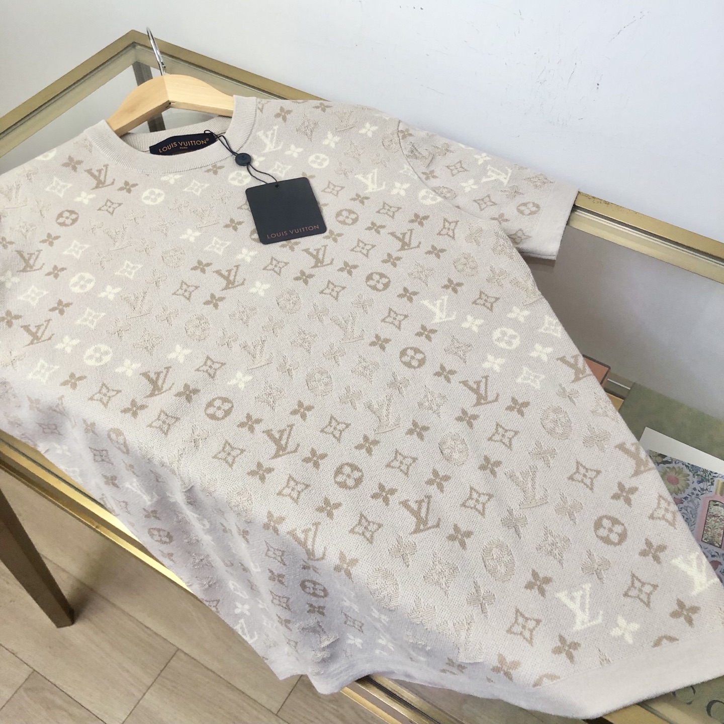LV 一比一 男款 米白編織 Monogram 短袖T恤 柔和紋理造型| 10 LV 一比一 男款 米白編織 Monogram 短袖T恤 柔和紋理造型