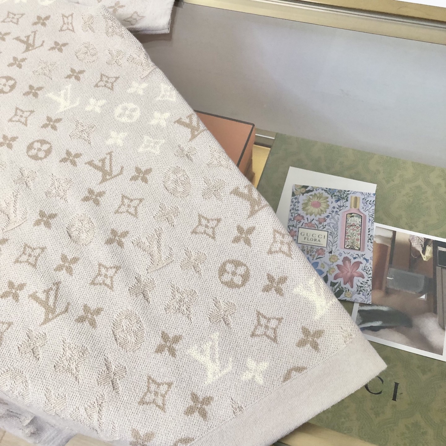 LV 一比一 男款 米白編織 Monogram 短袖T恤 柔和紋理造型| 9 LV 一比一 男款 米白編織 Monogram 短袖T恤 柔和紋理造型