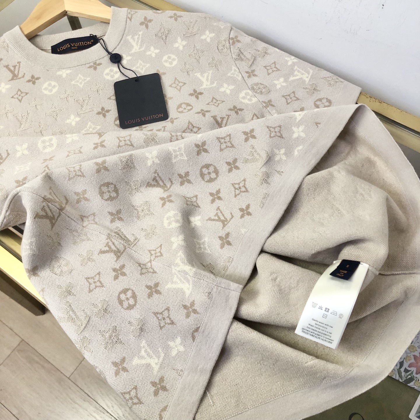 LV 一比一 男款 米白編織 Monogram 短袖T恤 柔和紋理造型| 8 LV 一比一 男款 米白編織 Monogram 短袖T恤 柔和紋理造型