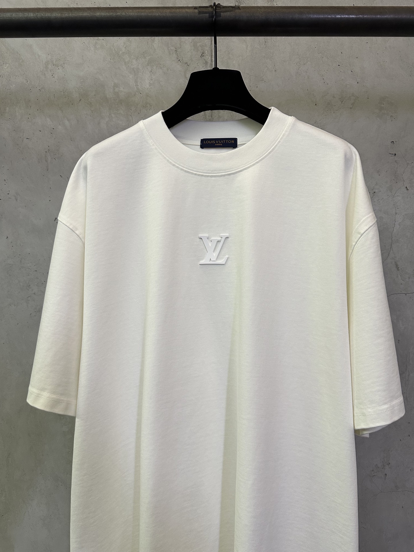 LV 高仿 男款 浮雕Logo短袖T恤 極簡質感休閒款| 12 LV 高仿 男款 浮雕Logo短袖T恤 極簡質感休閒款