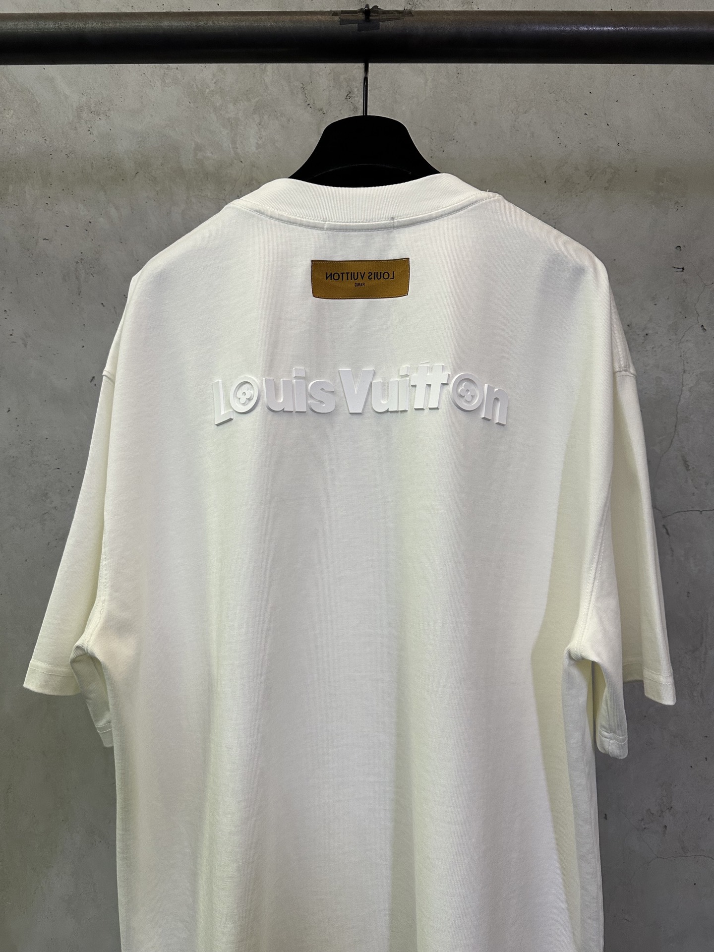 LV 高仿 男款 浮雕Logo短袖T恤 極簡質感休閒款| 10 LV 高仿 男款 浮雕Logo短袖T恤 極簡質感休閒款