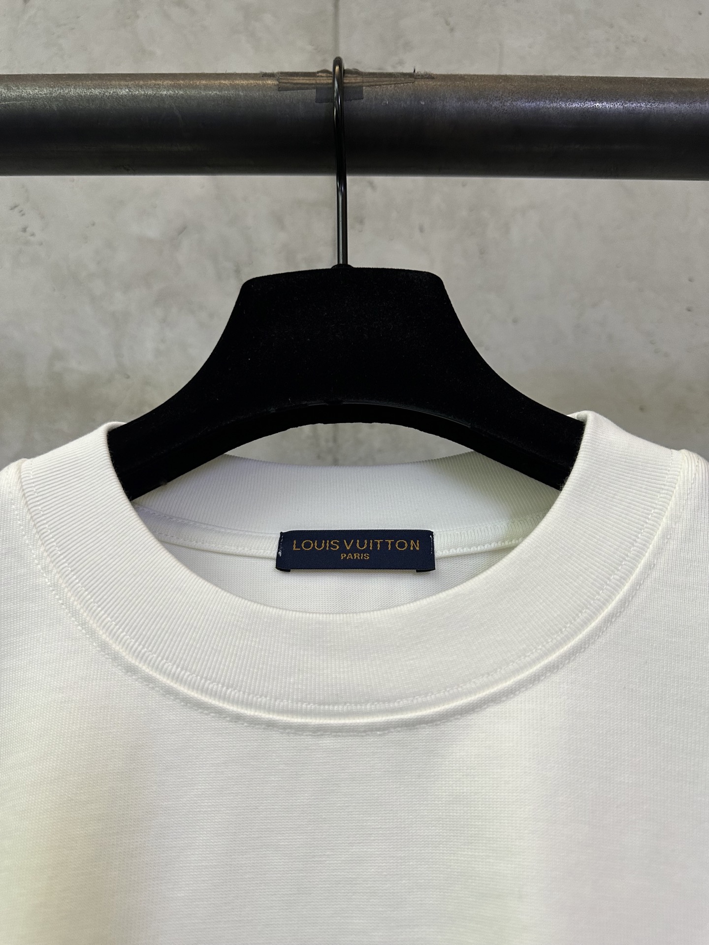 LV 高仿 男款 浮雕Logo短袖T恤 極簡質感休閒款| 8 LV 高仿 男款 浮雕Logo短袖T恤 極簡質感休閒款
