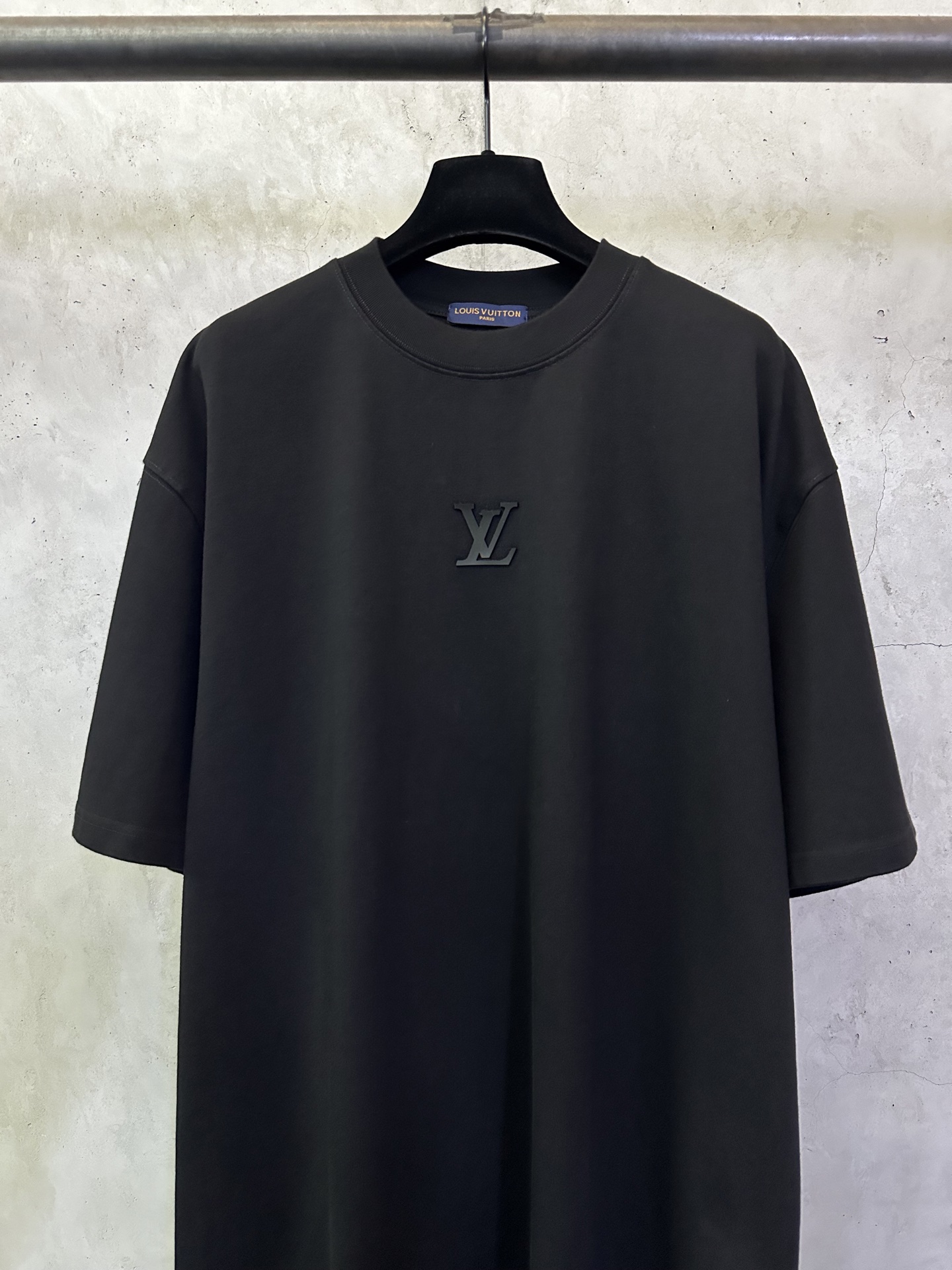 LV 一比一 男款 浮雕Logo短袖T恤 極簡百搭休閒款| 13 LV 一比一 男款 浮雕Logo短袖T恤 極簡百搭休閒款