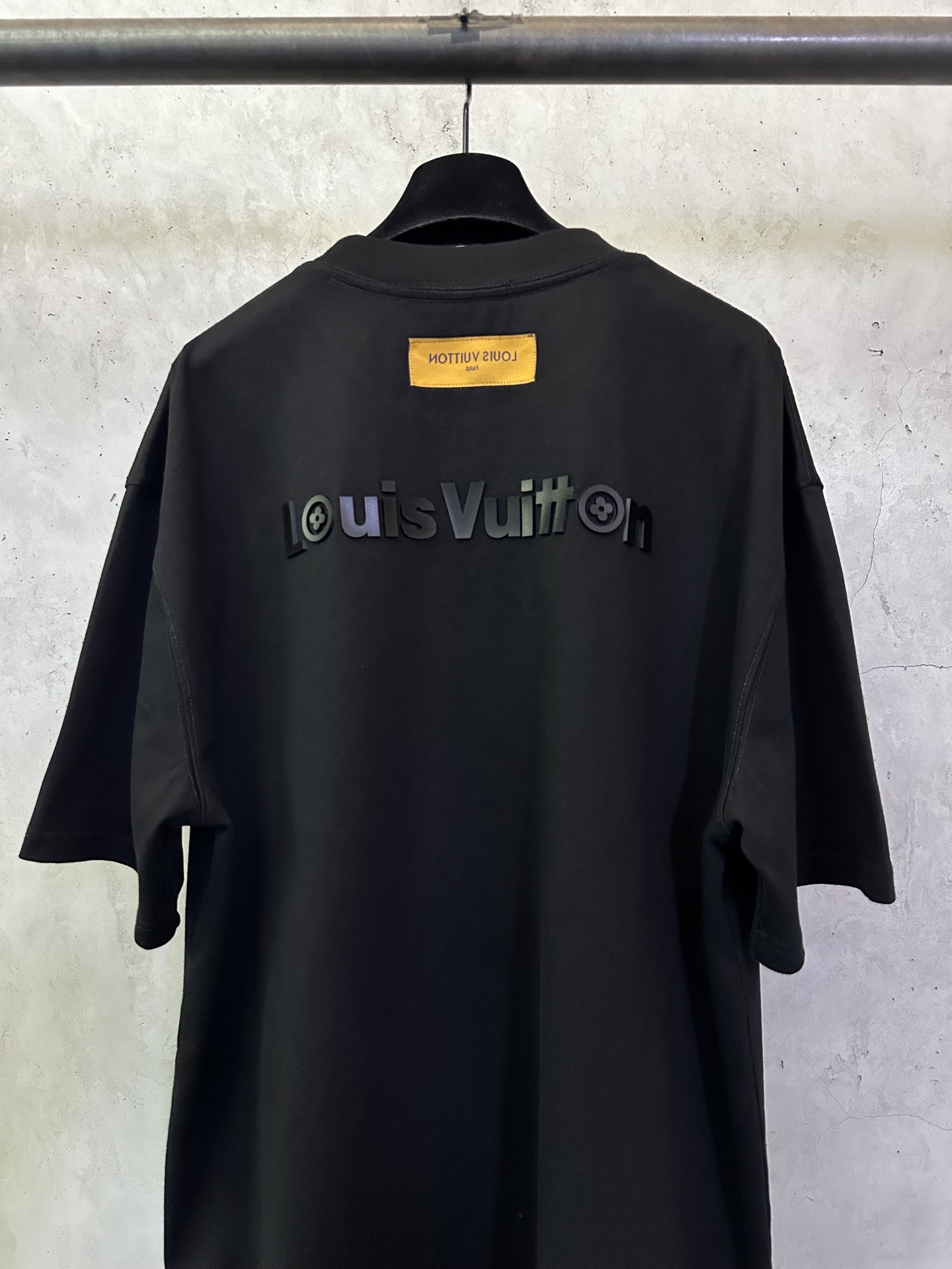 LV 一比一 男款 浮雕Logo短袖T恤 極簡百搭休閒款| 11 LV 一比一 男款 浮雕Logo短袖T恤 極簡百搭休閒款