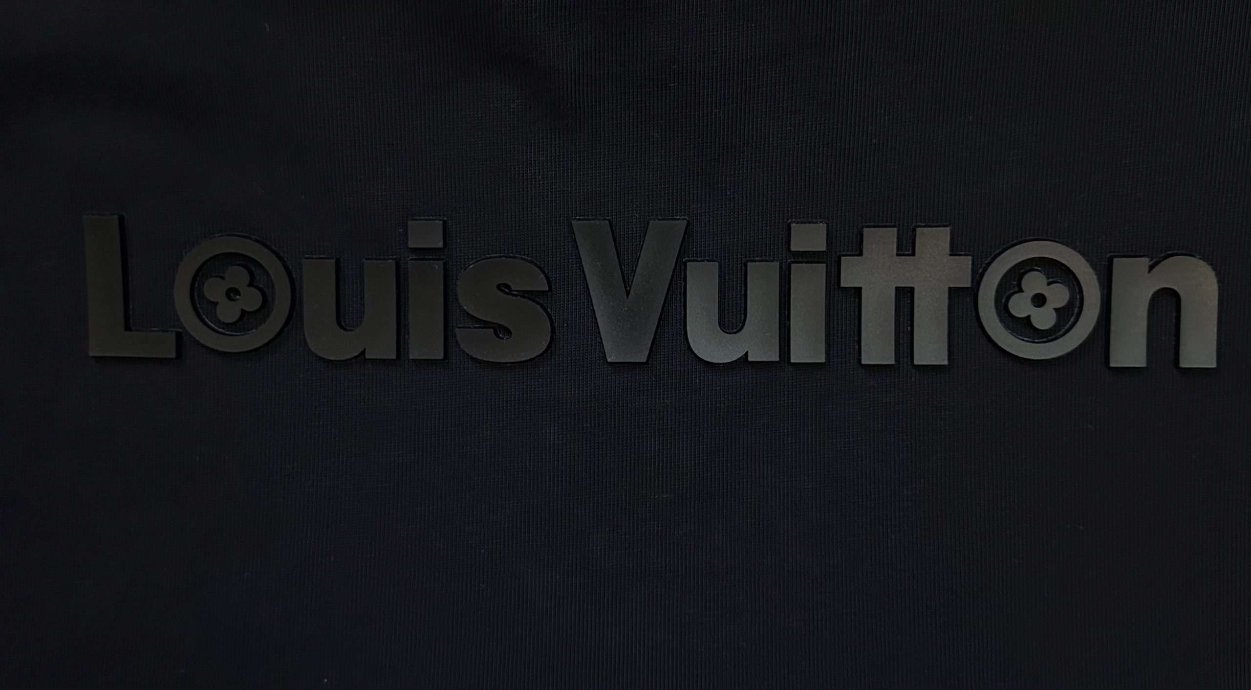 LV 一比一 男款 浮雕Logo短袖T恤 極簡百搭休閒款| 8 LV 一比一 男款 浮雕Logo短袖T恤 極簡百搭休閒款