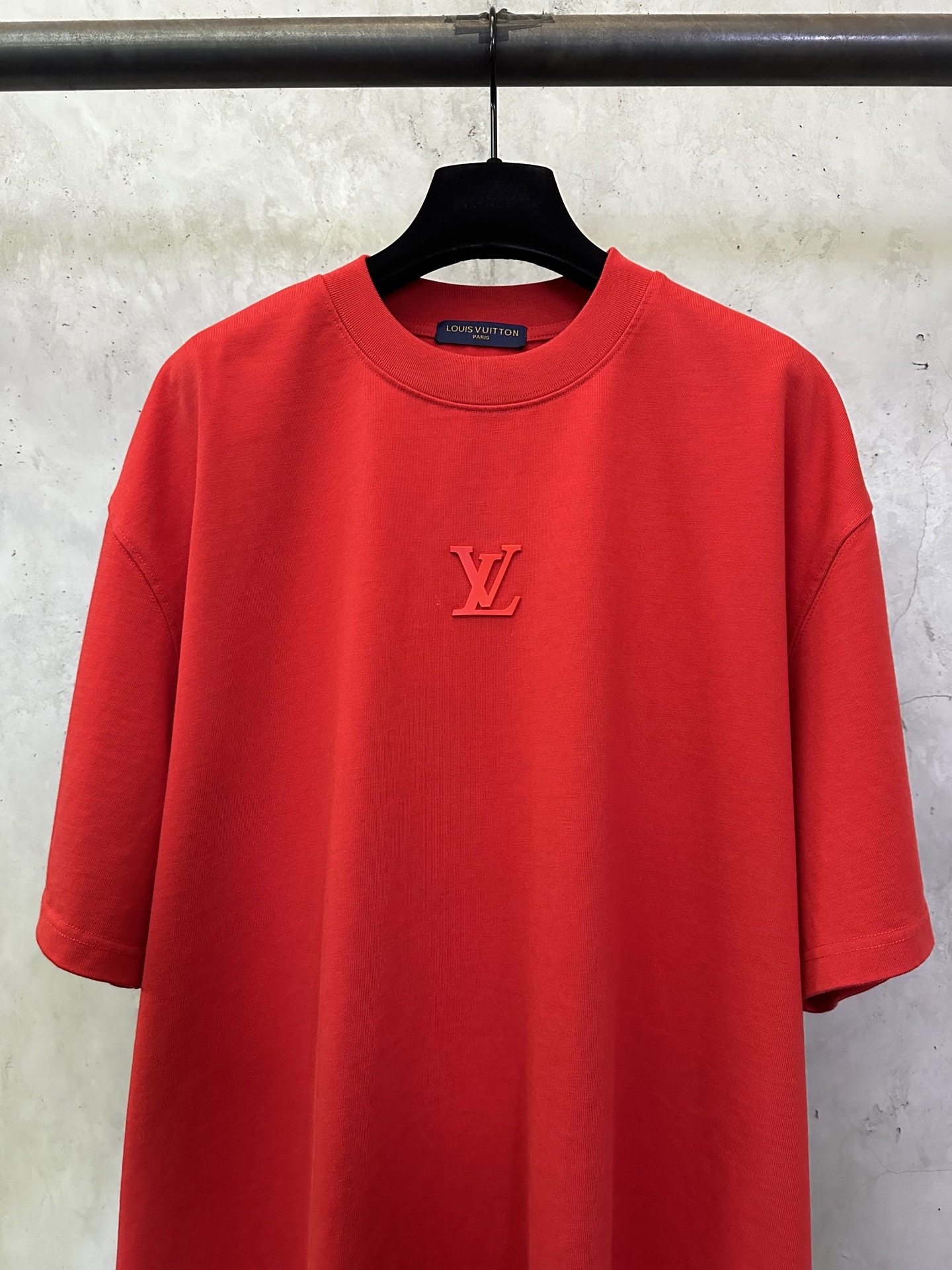 LV 原單 男款 浮雕Logo短袖T恤 時尚極簡休閒款| 13 LV 原單 男款 浮雕Logo短袖T恤 時尚極簡休閒款