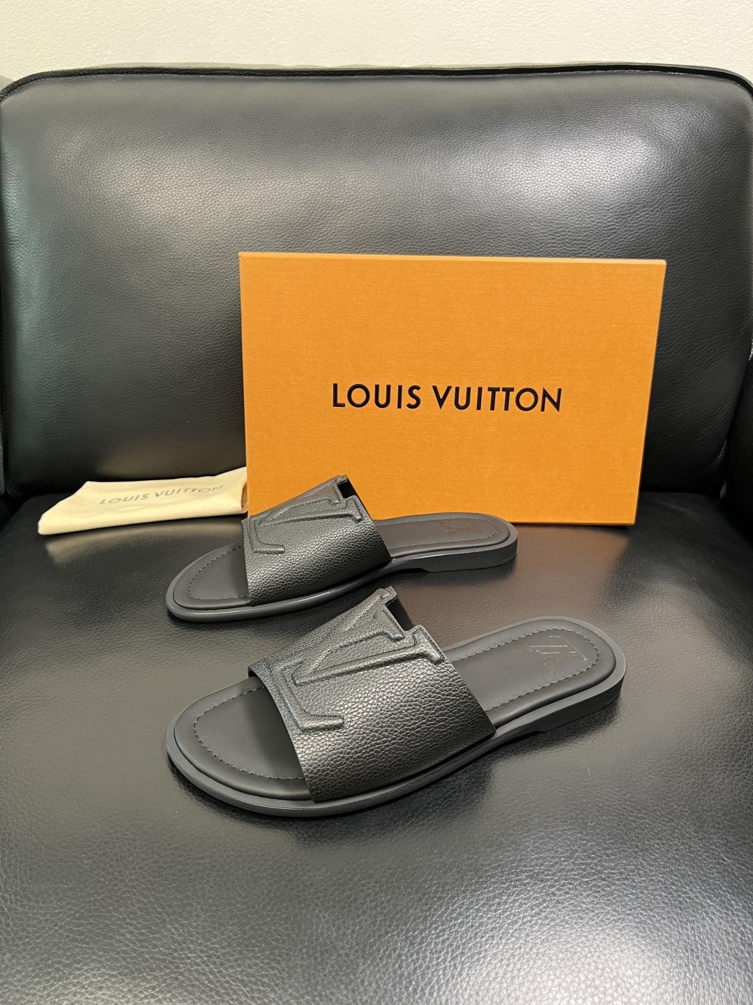 LV 一比一 男款LOGO浮雕拖鞋 簡約百搭休閒風格舒適防滑款| 14 LV 一比一 男款LOGO浮雕拖鞋 簡約百搭休閒風格舒適防滑款