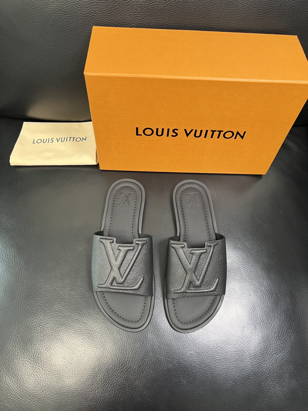 LV 一比一 男款LOGO浮雕拖鞋 簡約百搭休閒風格舒適防滑款| 13 LV 一比一 男款LOGO浮雕拖鞋 簡約百搭休閒風格舒適防滑款
