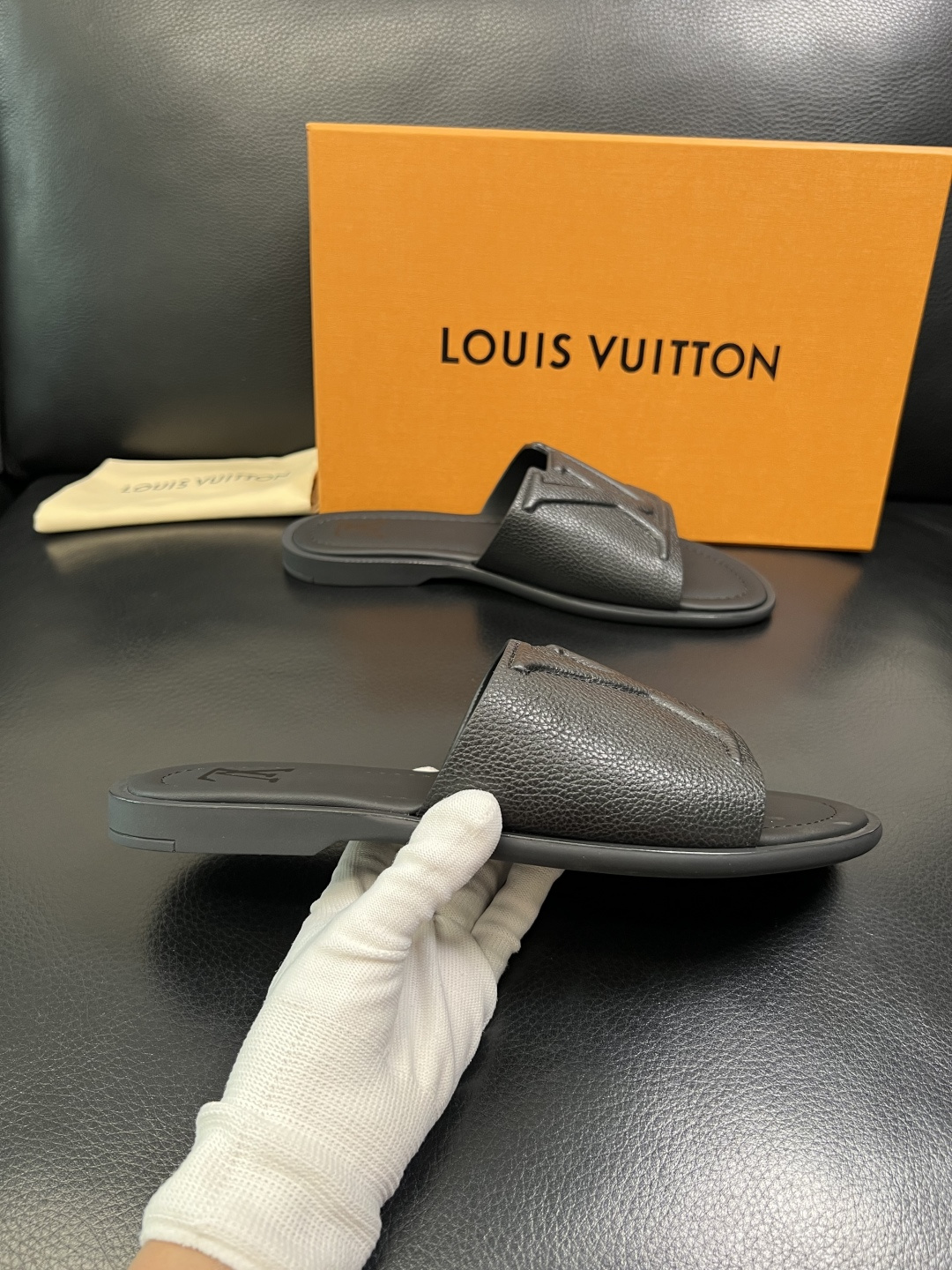 LV 一比一 男款LOGO浮雕拖鞋 簡約百搭休閒風格舒適防滑款| 12 LV 一比一 男款LOGO浮雕拖鞋 簡約百搭休閒風格舒適防滑款