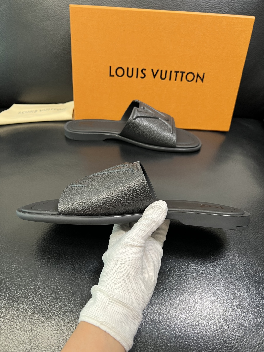 LV 一比一 男款LOGO浮雕拖鞋 簡約百搭休閒風格舒適防滑款| 11 LV 一比一 男款LOGO浮雕拖鞋 簡約百搭休閒風格舒適防滑款
