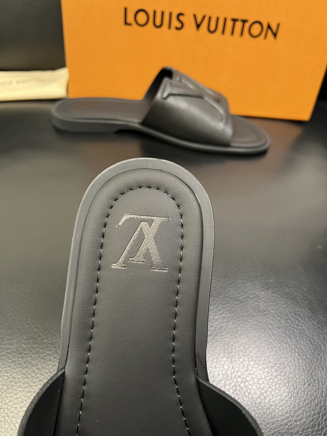 LV 一比一 男款LOGO浮雕拖鞋 簡約百搭休閒風格舒適防滑款| 9 LV 一比一 男款LOGO浮雕拖鞋 簡約百搭休閒風格舒適防滑款