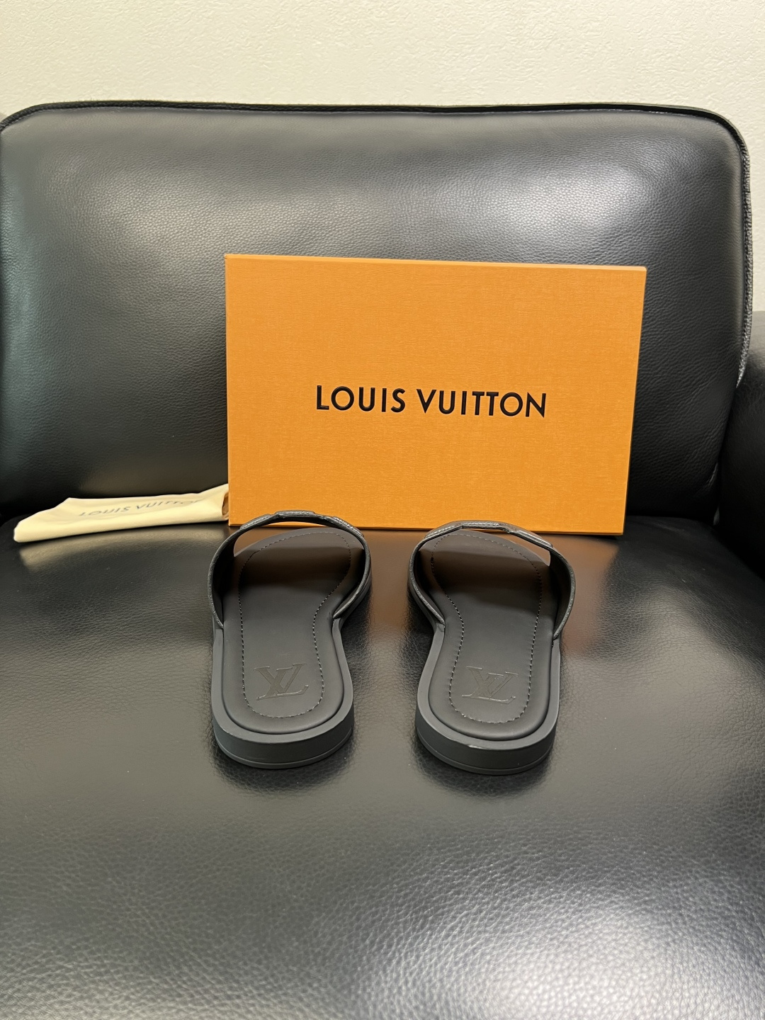 LV 一比一 男款LOGO浮雕拖鞋 簡約百搭休閒風格舒適防滑款| 8 LV 一比一 男款LOGO浮雕拖鞋 簡約百搭休閒風格舒適防滑款
