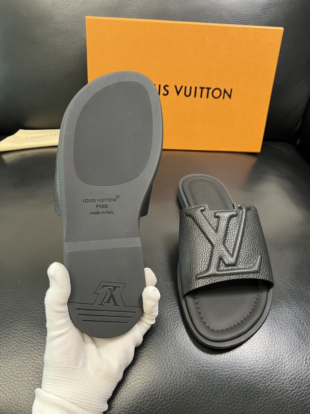LV 一比一 男款LOGO浮雕拖鞋 簡約百搭休閒風格舒適防滑款| 7 LV 一比一 男款LOGO浮雕拖鞋 簡約百搭休閒風格舒適防滑款