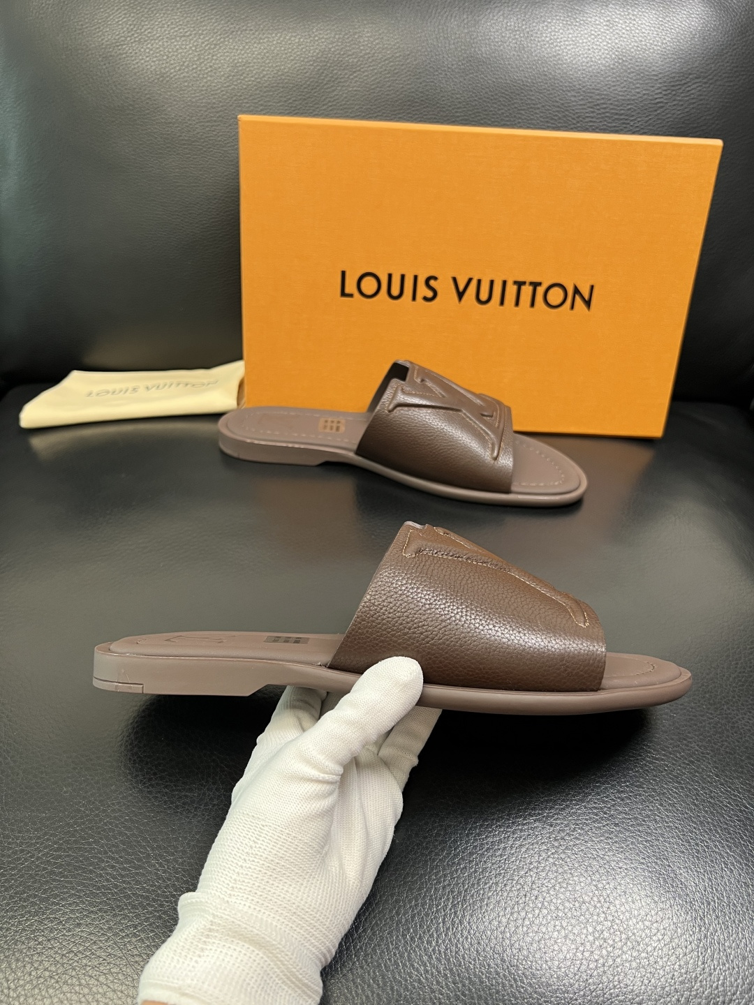 LV 原單 男款壓紋皮革拖鞋 高端簡約舒適防滑日常百搭款| 12 LV 原單 男款壓紋皮革拖鞋 高端簡約舒適防滑日常百搭款