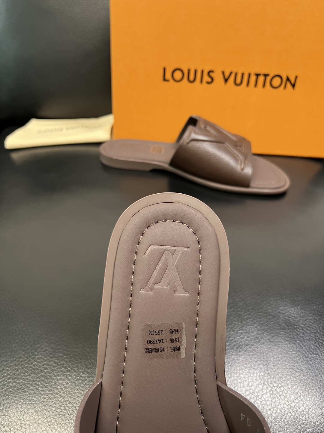 LV 原單 男款壓紋皮革拖鞋 高端簡約舒適防滑日常百搭款| 9 LV 原單 男款壓紋皮革拖鞋 高端簡約舒適防滑日常百搭款
