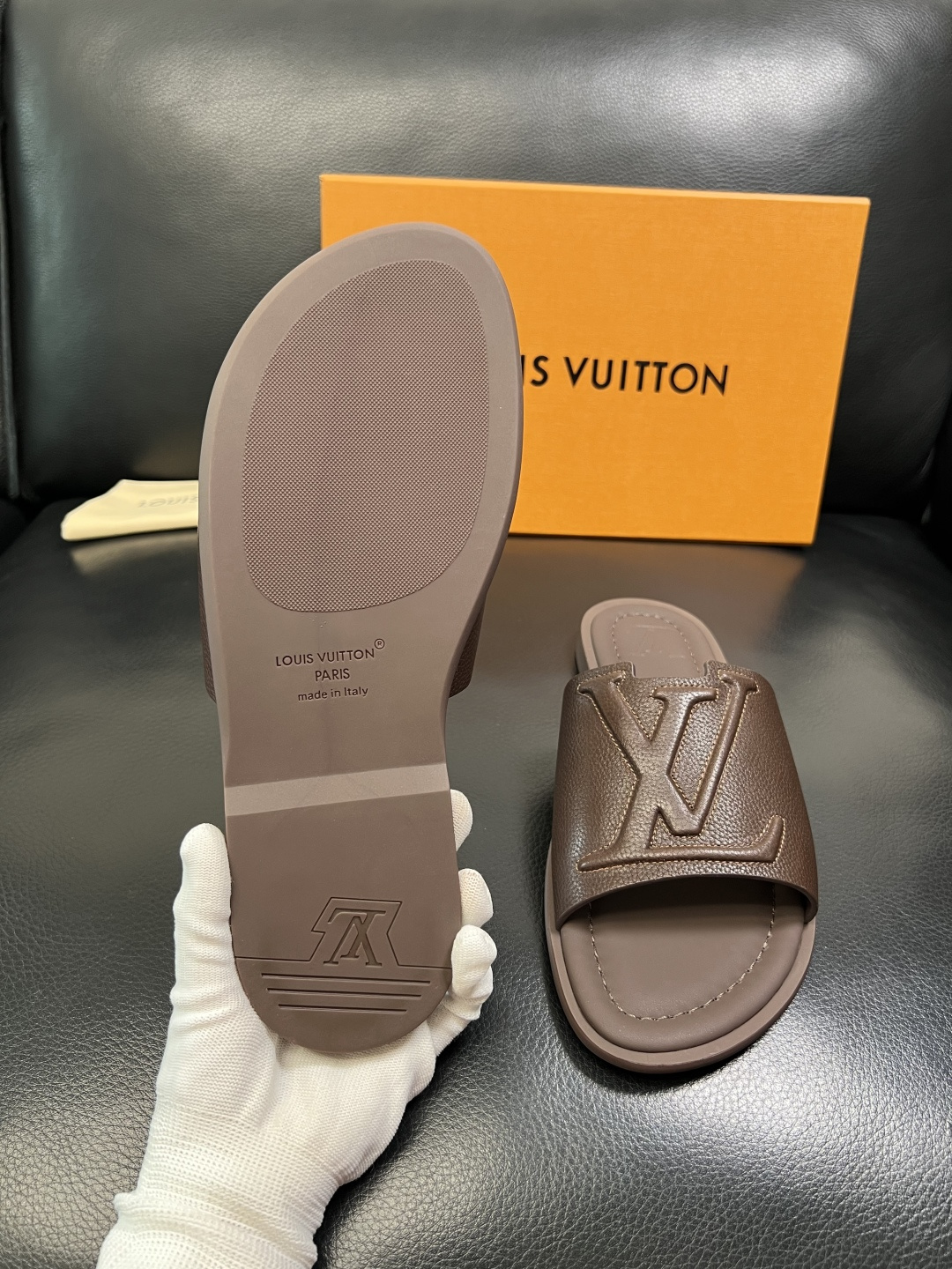 LV 原單 男款壓紋皮革拖鞋 高端簡約舒適防滑日常百搭款| 7 LV 原單 男款壓紋皮革拖鞋 高端簡約舒適防滑日常百搭款