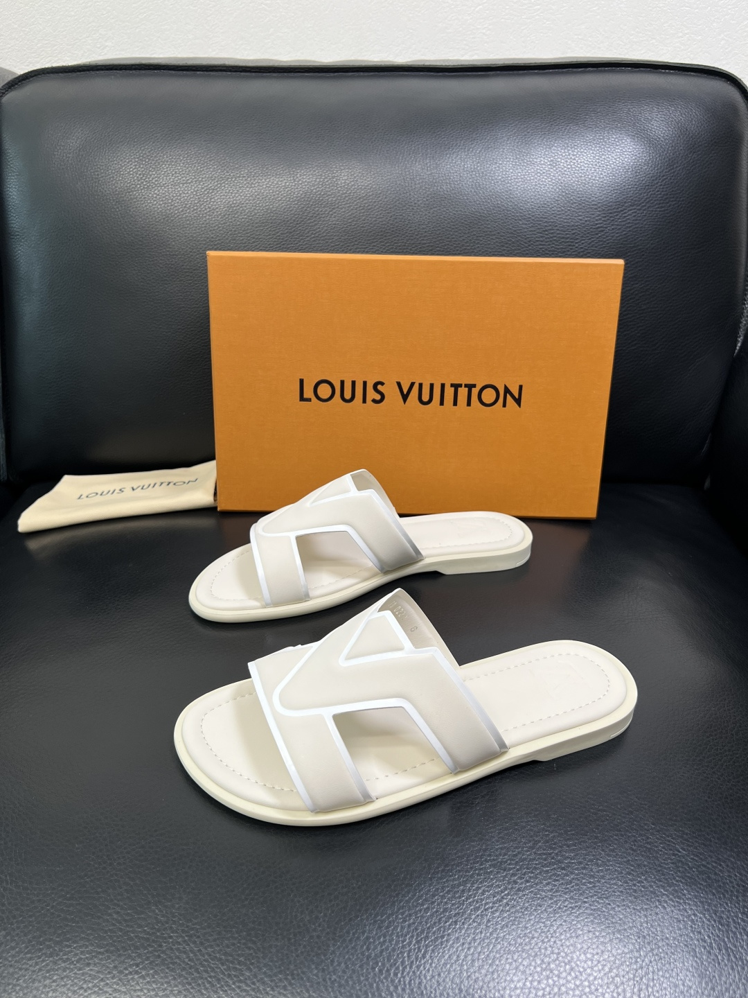 LV A貨 男款LOGO拖鞋 夏季舒適透氣百搭防滑輕奢設計款| 14 LV A貨 男款LOGO拖鞋 夏季舒適透氣百搭防滑輕奢設計款