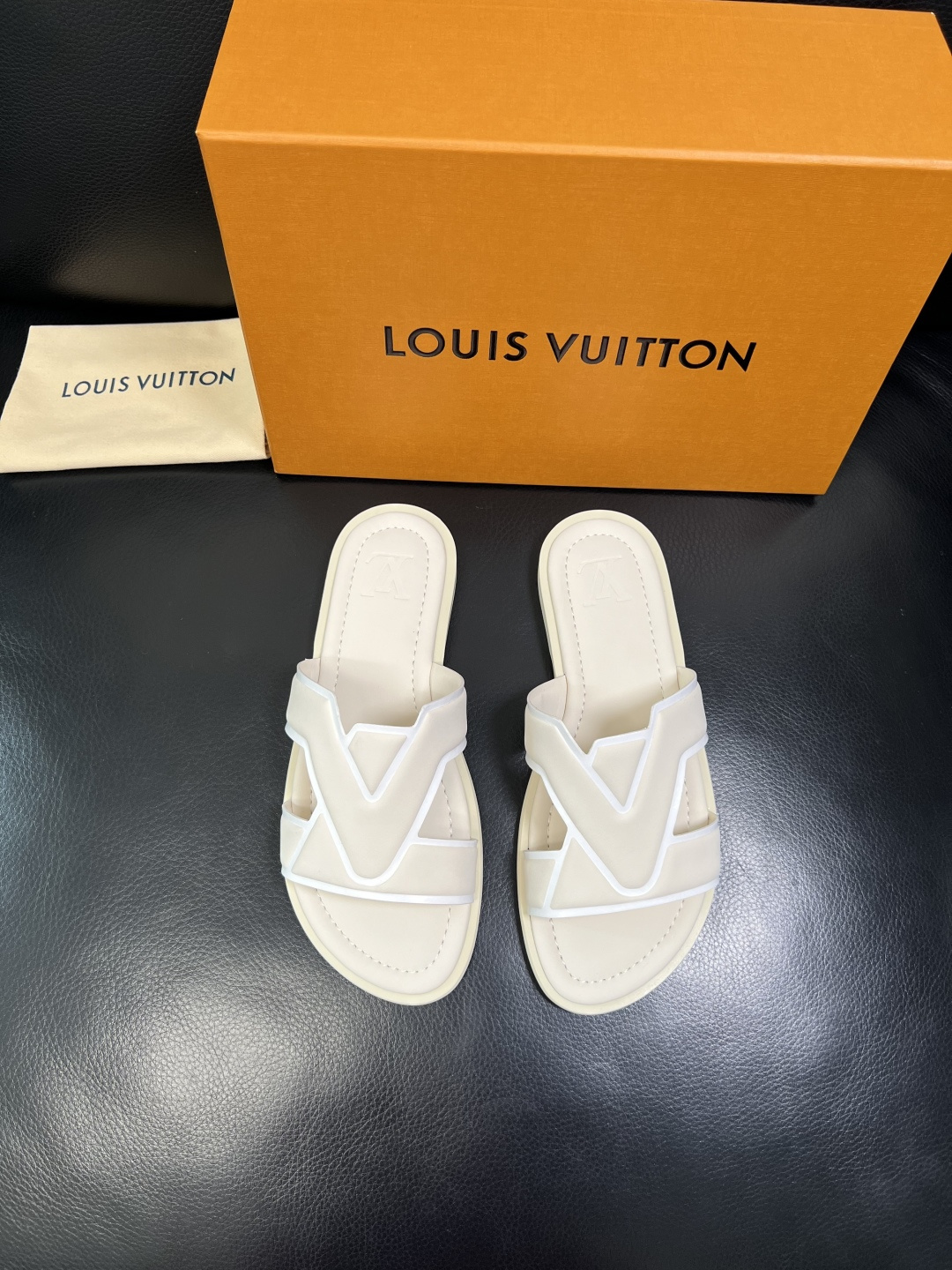 LV A貨 男款LOGO拖鞋 夏季舒適透氣百搭防滑輕奢設計款| 13 LV A貨 男款LOGO拖鞋 夏季舒適透氣百搭防滑輕奢設計款