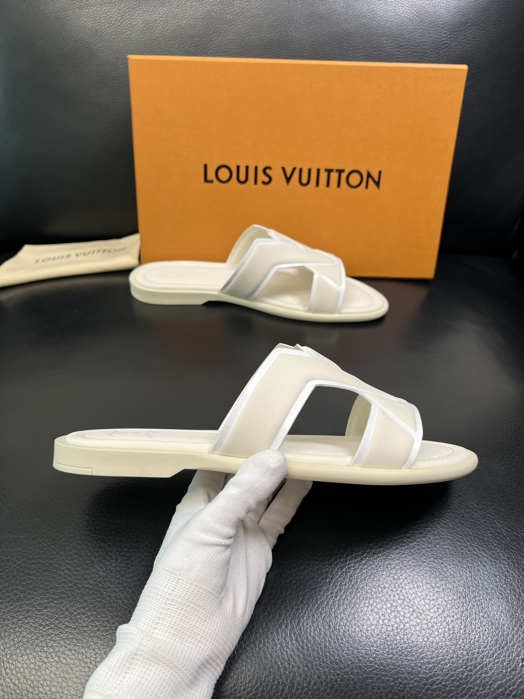 LV A貨 男款LOGO拖鞋 夏季舒適透氣百搭防滑輕奢設計款| 12 LV A貨 男款LOGO拖鞋 夏季舒適透氣百搭防滑輕奢設計款
