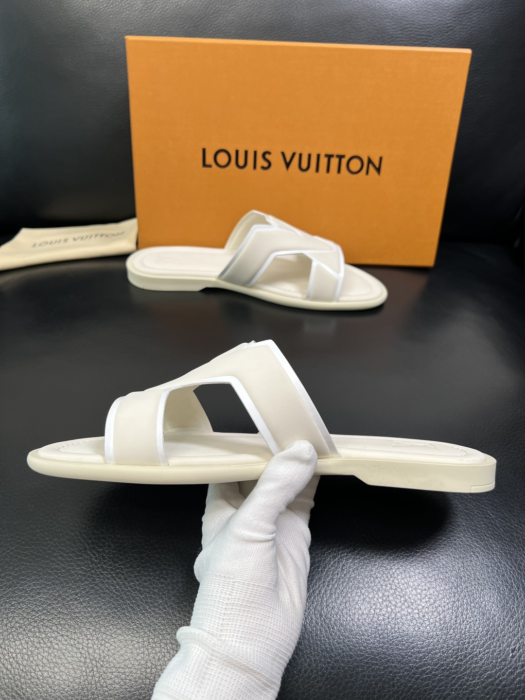 LV A貨 男款LOGO拖鞋 夏季舒適透氣百搭防滑輕奢設計款| 11 LV A貨 男款LOGO拖鞋 夏季舒適透氣百搭防滑輕奢設計款
