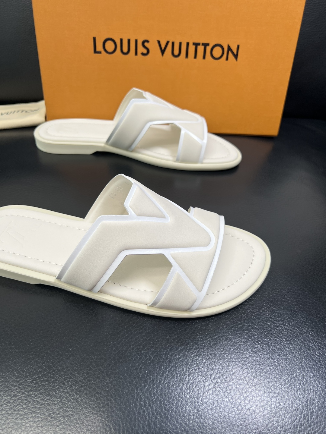 LV A貨 男款LOGO拖鞋 夏季舒適透氣百搭防滑輕奢設計款| 10 LV A貨 男款LOGO拖鞋 夏季舒適透氣百搭防滑輕奢設計款