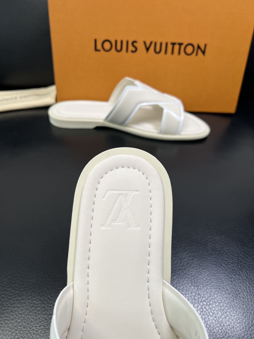 LV A貨 男款LOGO拖鞋 夏季舒適透氣百搭防滑輕奢設計款| 9 LV A貨 男款LOGO拖鞋 夏季舒適透氣百搭防滑輕奢設計款