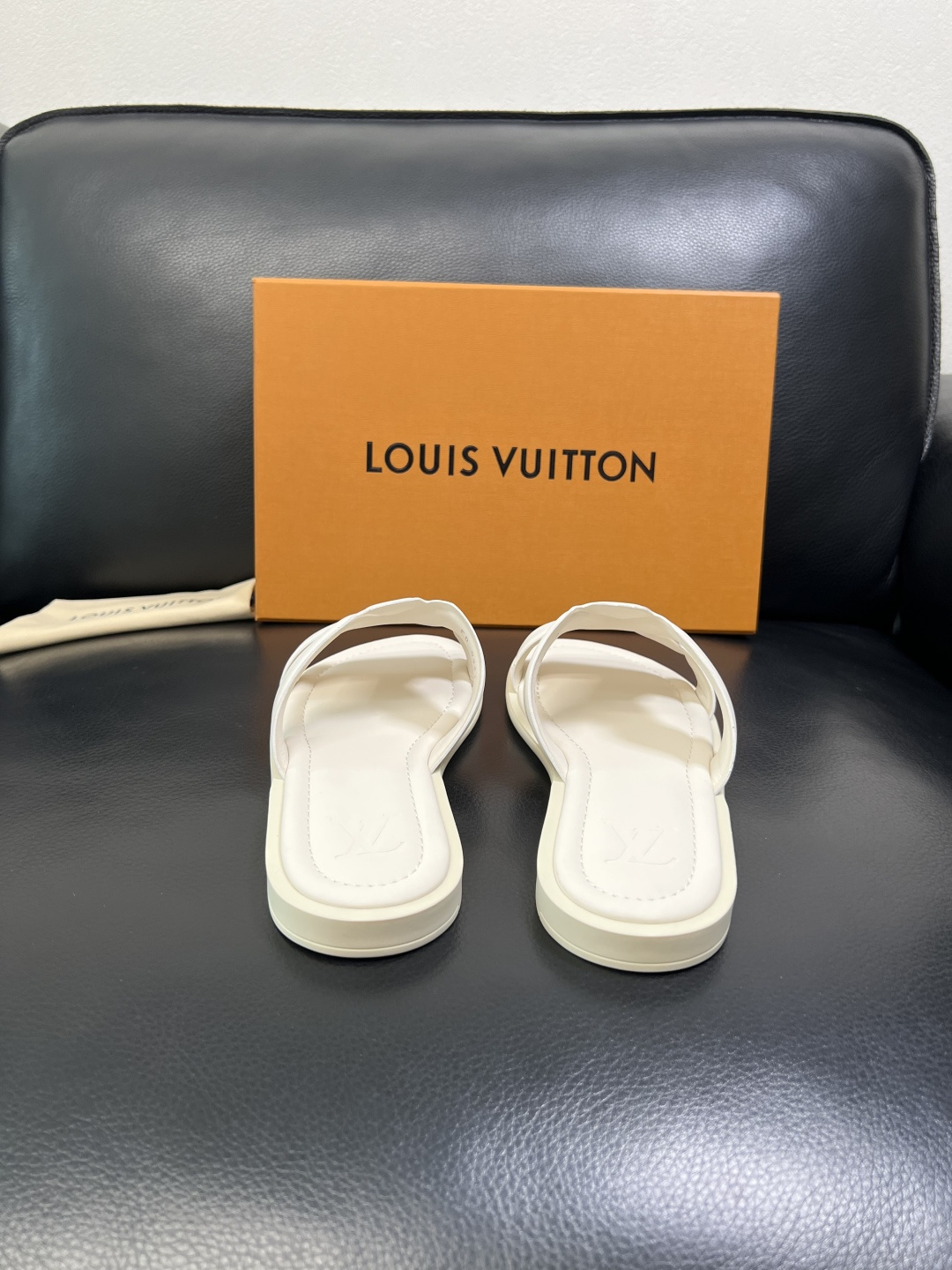 LV A貨 男款LOGO拖鞋 夏季舒適透氣百搭防滑輕奢設計款| 8 LV A貨 男款LOGO拖鞋 夏季舒適透氣百搭防滑輕奢設計款