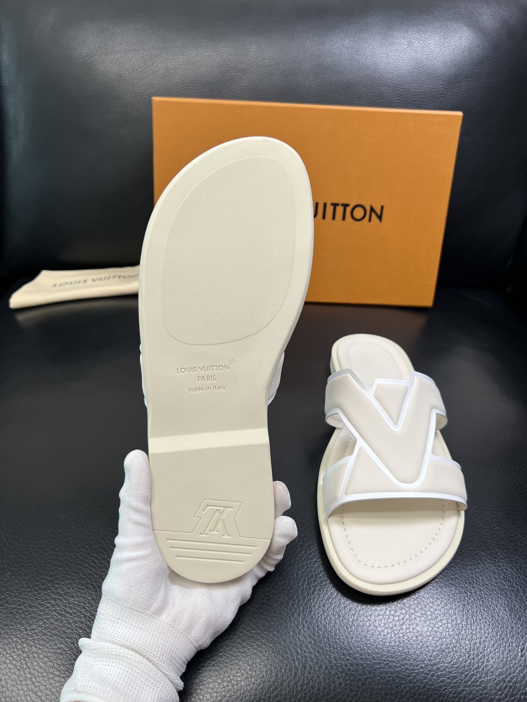 LV A貨 男款LOGO拖鞋 夏季舒適透氣百搭防滑輕奢設計款| 7 LV A貨 男款LOGO拖鞋 夏季舒適透氣百搭防滑輕奢設計款