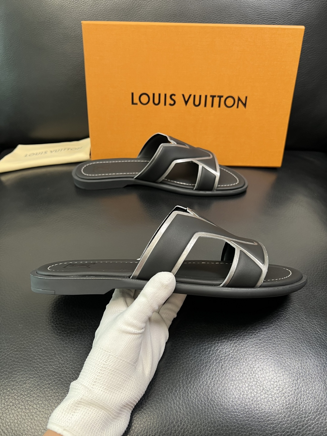 LV 高仿 男款鏤空LOGO拖鞋 白色清爽設計夏季百搭舒適款| 12 LV 高仿 男款鏤空LOGO拖鞋 白色清爽設計夏季百搭舒適款