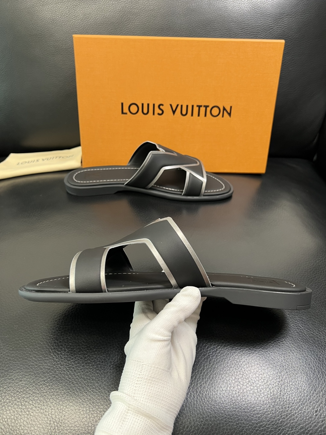 LV 高仿 男款鏤空LOGO拖鞋 白色清爽設計夏季百搭舒適款| 11 LV 高仿 男款鏤空LOGO拖鞋 白色清爽設計夏季百搭舒適款