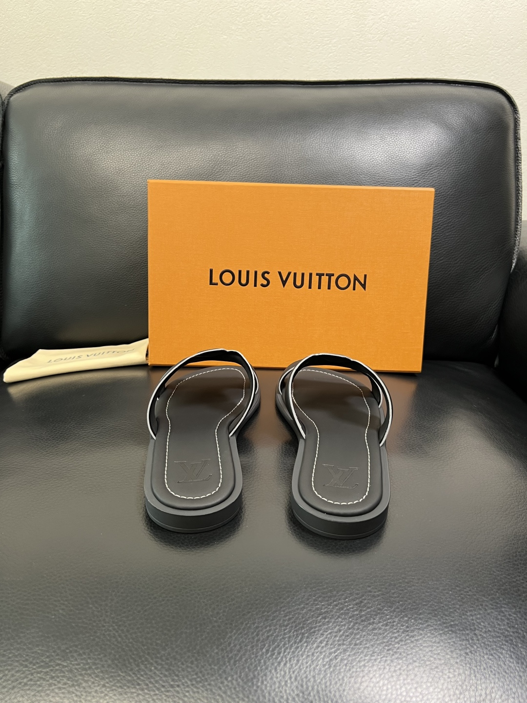 LV 高仿 男款鏤空LOGO拖鞋 白色清爽設計夏季百搭舒適款| 8 LV 高仿 男款鏤空LOGO拖鞋 白色清爽設計夏季百搭舒適款