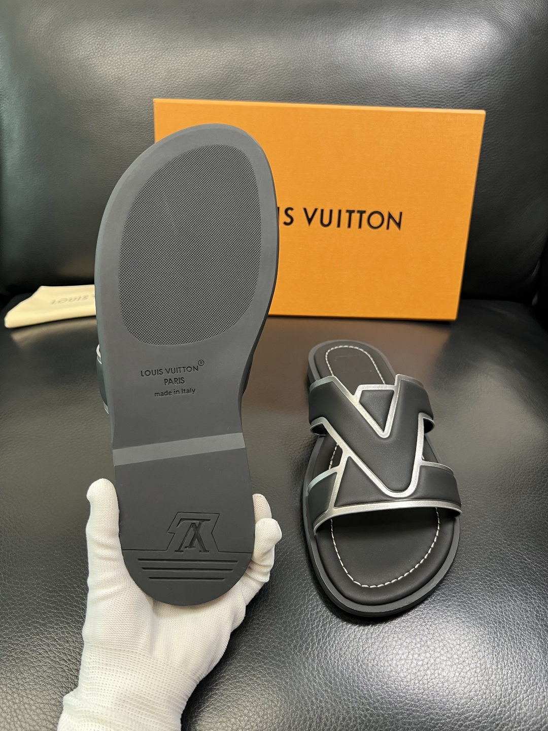 LV 高仿 男款鏤空LOGO拖鞋 白色清爽設計夏季百搭舒適款| 7 LV 高仿 男款鏤空LOGO拖鞋 白色清爽設計夏季百搭舒適款