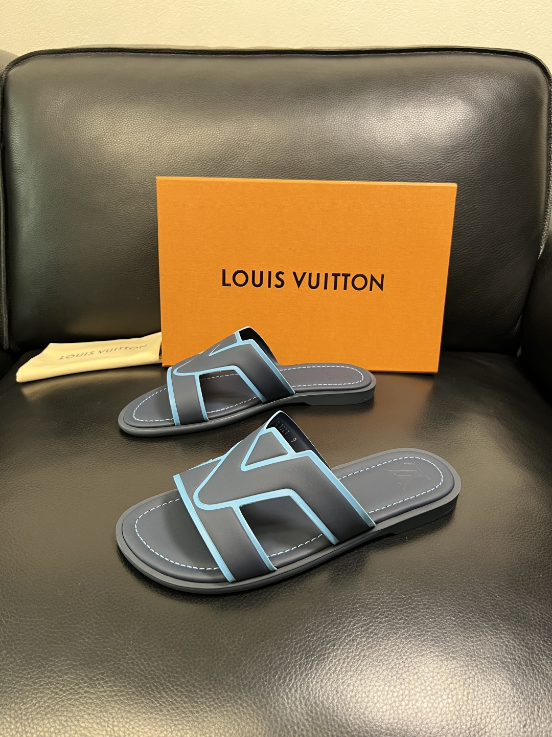 LV 一比一 男款拼色LOGO拖鞋 黑灰撞色設計百搭休閒舒適款| 14 LV 一比一 男款拼色LOGO拖鞋 黑灰撞色設計百搭休閒舒適款