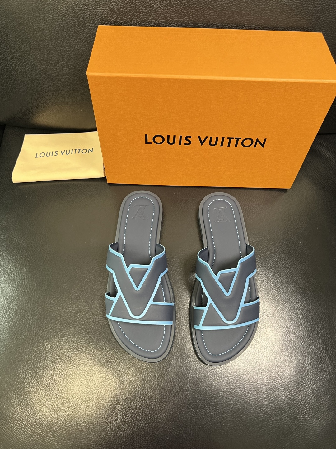 LV 一比一 男款拼色LOGO拖鞋 黑灰撞色設計百搭休閒舒適款| 13 LV 一比一 男款拼色LOGO拖鞋 黑灰撞色設計百搭休閒舒適款