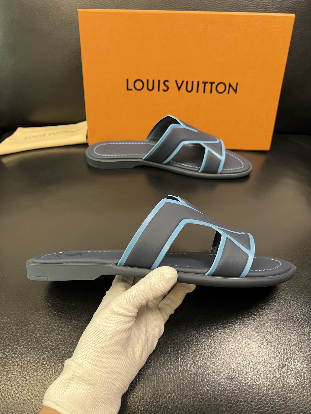 LV 一比一 男款拼色LOGO拖鞋 黑灰撞色設計百搭休閒舒適款| 12 LV 一比一 男款拼色LOGO拖鞋 黑灰撞色設計百搭休閒舒適款