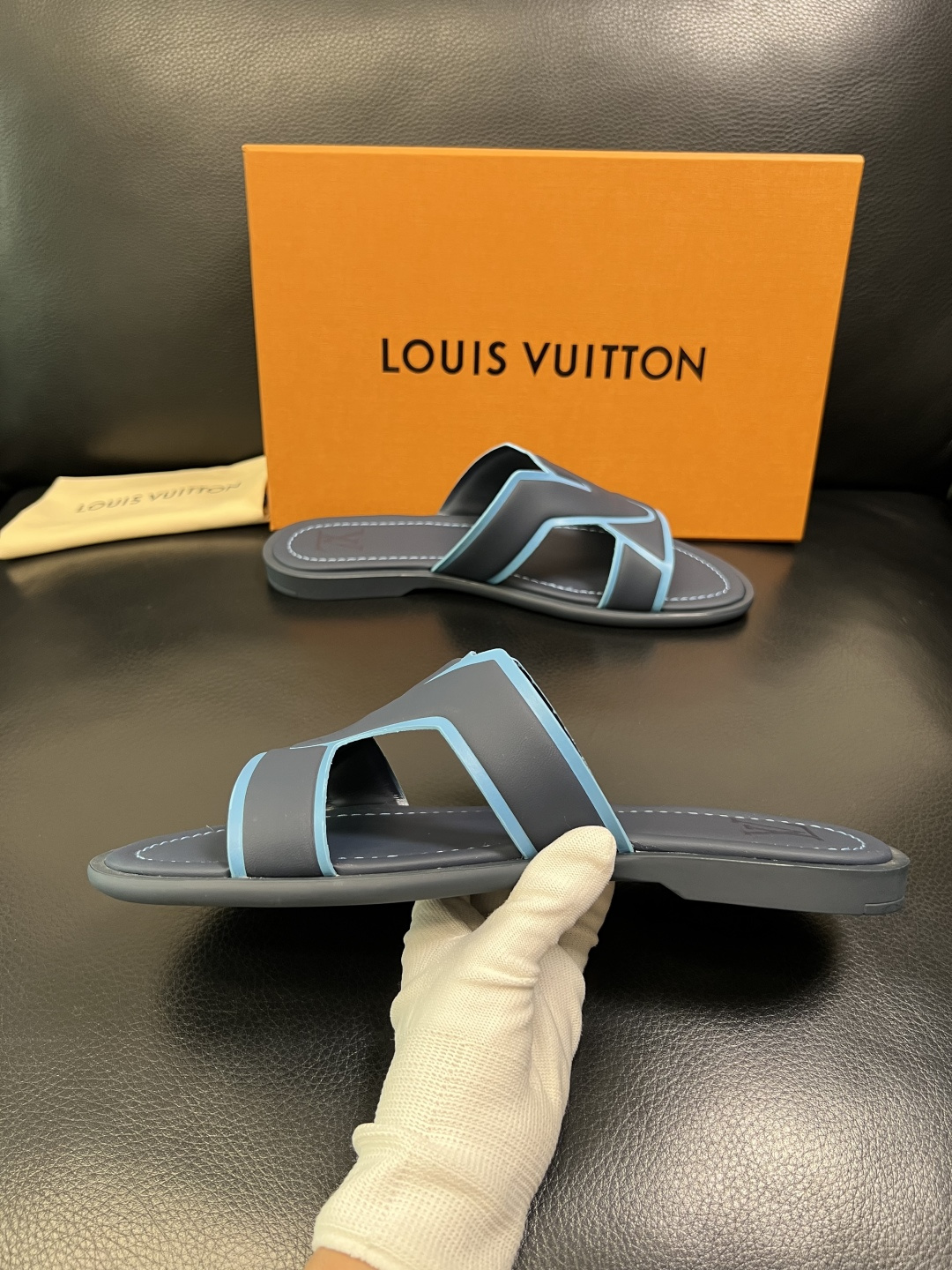 LV 一比一 男款拼色LOGO拖鞋 黑灰撞色設計百搭休閒舒適款| 11 LV 一比一 男款拼色LOGO拖鞋 黑灰撞色設計百搭休閒舒適款