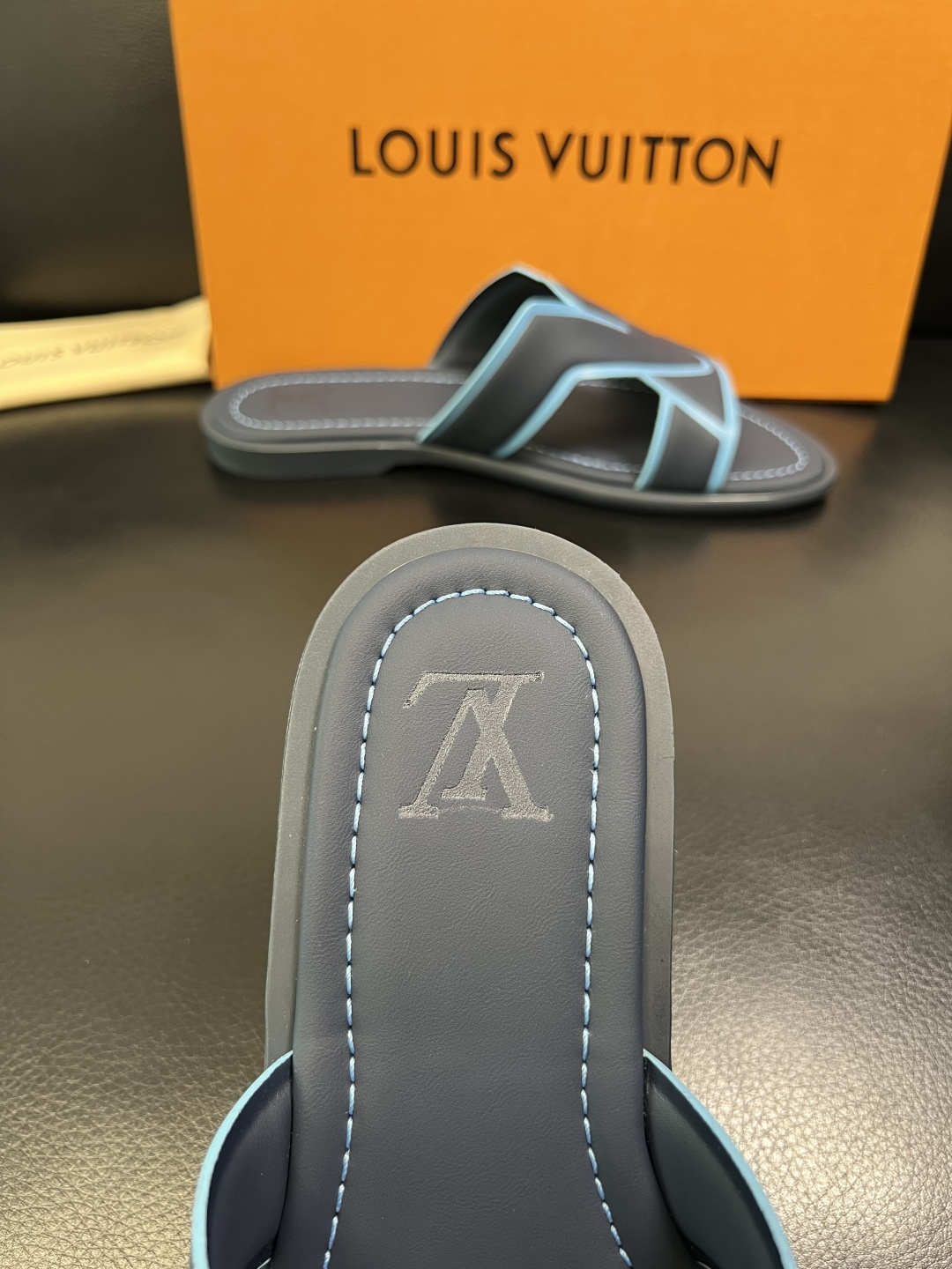 LV 一比一 男款拼色LOGO拖鞋 黑灰撞色設計百搭休閒舒適款| 9 LV 一比一 男款拼色LOGO拖鞋 黑灰撞色設計百搭休閒舒適款