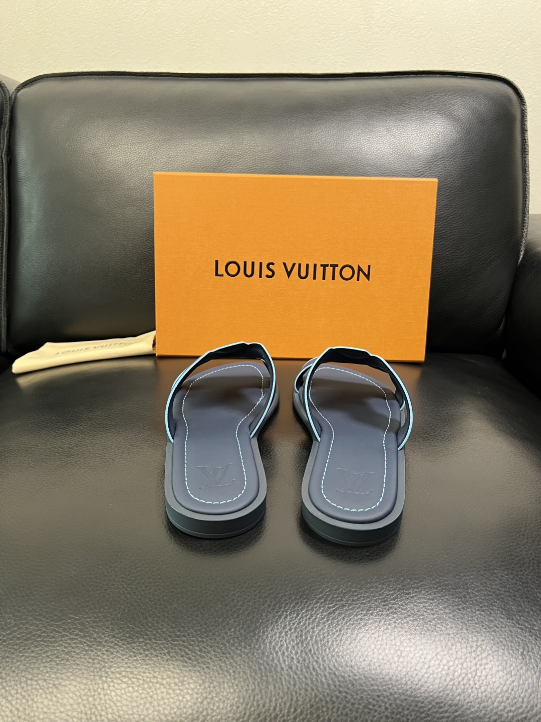 LV 一比一 男款拼色LOGO拖鞋 黑灰撞色設計百搭休閒舒適款| 8 LV 一比一 男款拼色LOGO拖鞋 黑灰撞色設計百搭休閒舒適款