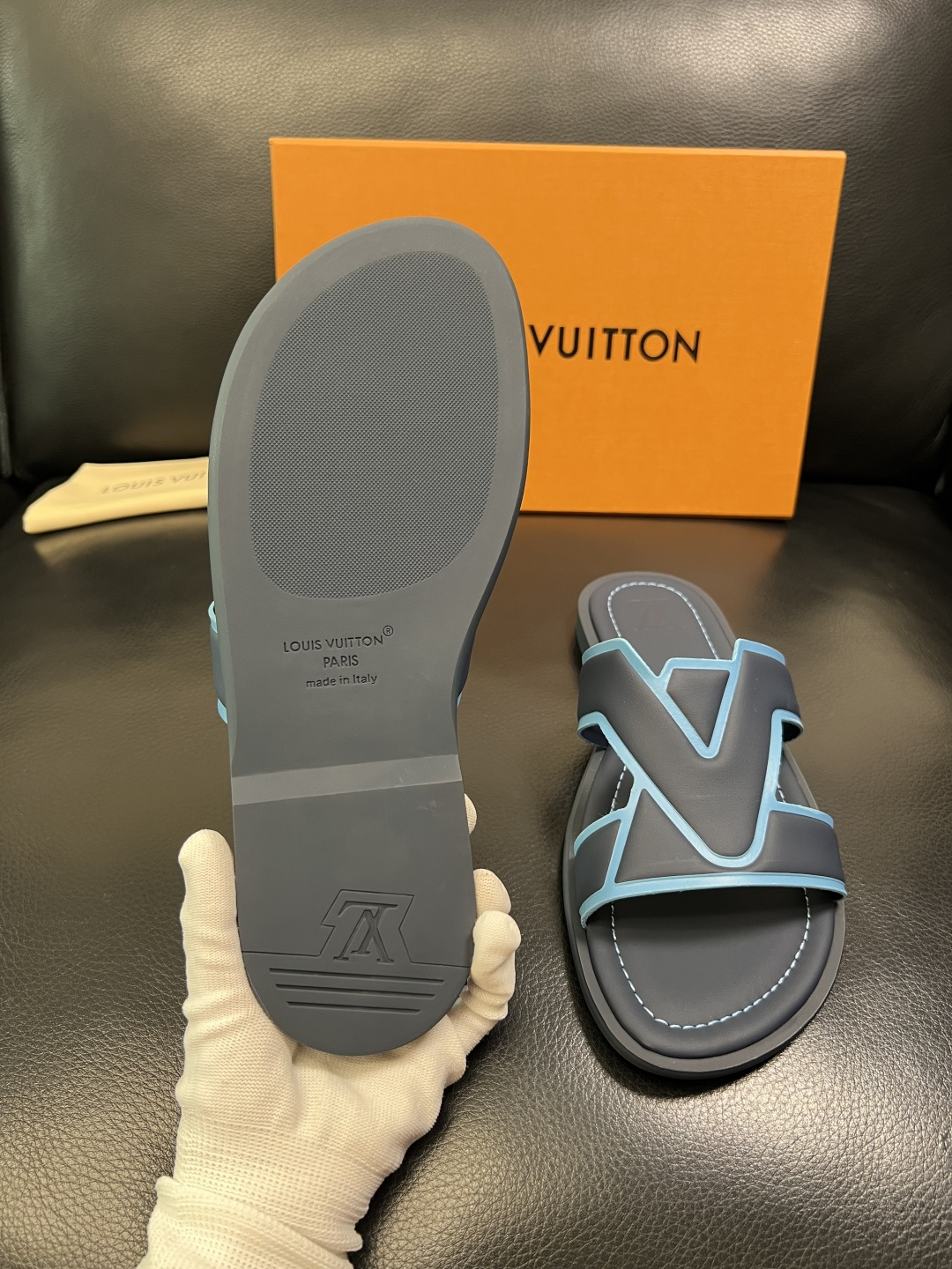 LV 一比一 男款拼色LOGO拖鞋 黑灰撞色設計百搭休閒舒適款| 7 LV 一比一 男款拼色LOGO拖鞋 黑灰撞色設計百搭休閒舒適款