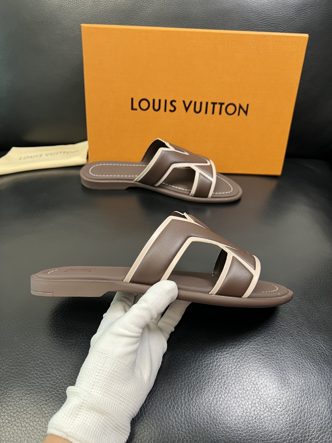 LV 原單 男款撞色LOGO拖鞋 深灰設計舒適防滑百搭休閒款| 12 LV 原單 男款撞色LOGO拖鞋 深灰設計舒適防滑百搭休閒款