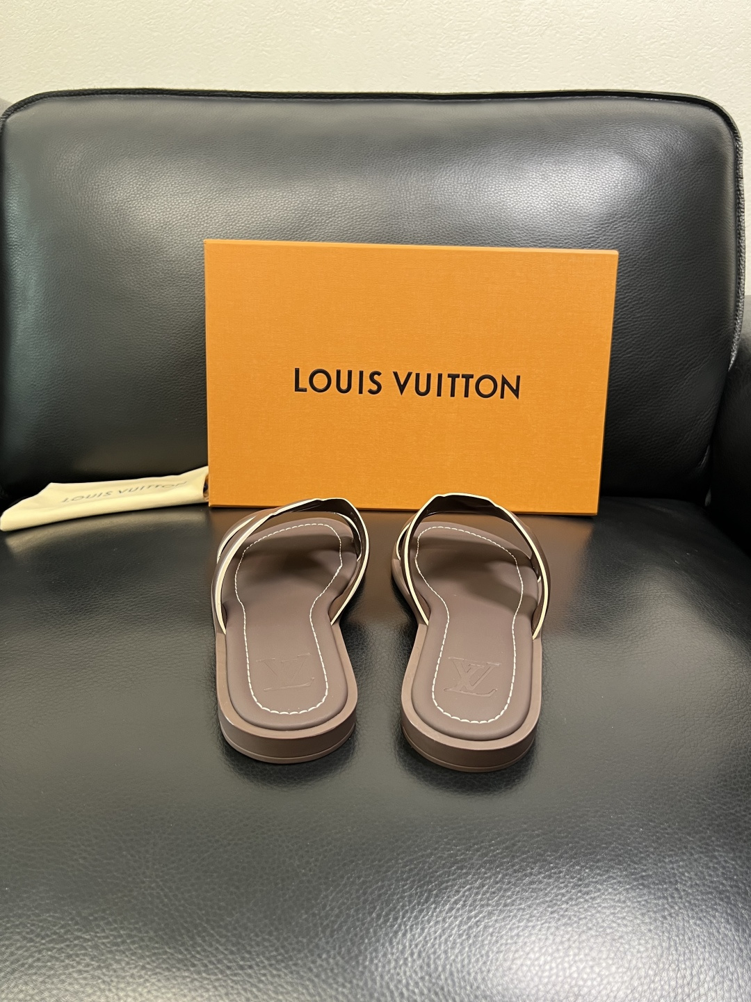 LV 原單 男款撞色LOGO拖鞋 深灰設計舒適防滑百搭休閒款| 9 LV 原單 男款撞色LOGO拖鞋 深灰設計舒適防滑百搭休閒款