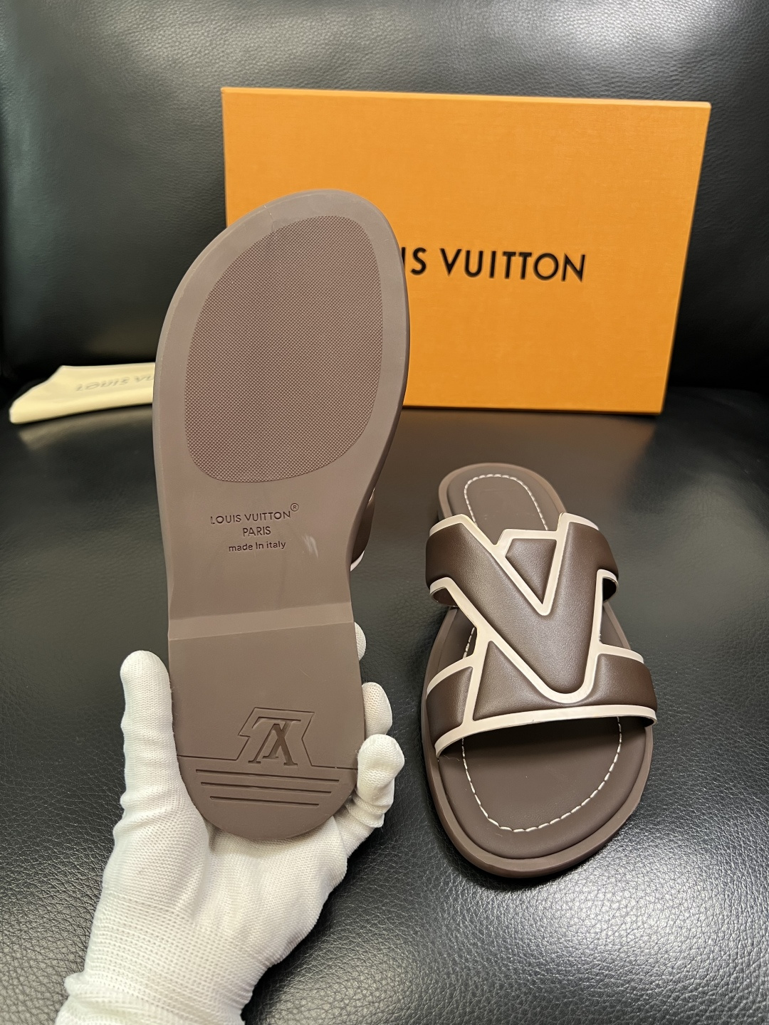 LV 原單 男款撞色LOGO拖鞋 深灰設計舒適防滑百搭休閒款| 8 LV 原單 男款撞色LOGO拖鞋 深灰設計舒適防滑百搭休閒款