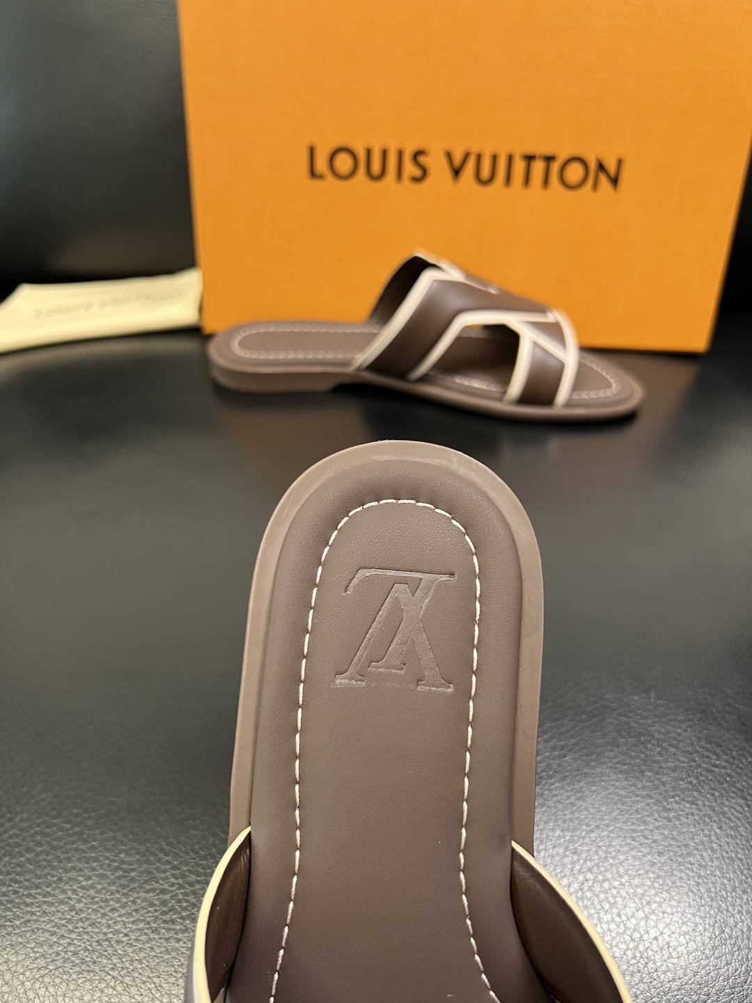 LV 原單 男款撞色LOGO拖鞋 深灰設計舒適防滑百搭休閒款| 7 LV 原單 男款撞色LOGO拖鞋 深灰設計舒適防滑百搭休閒款