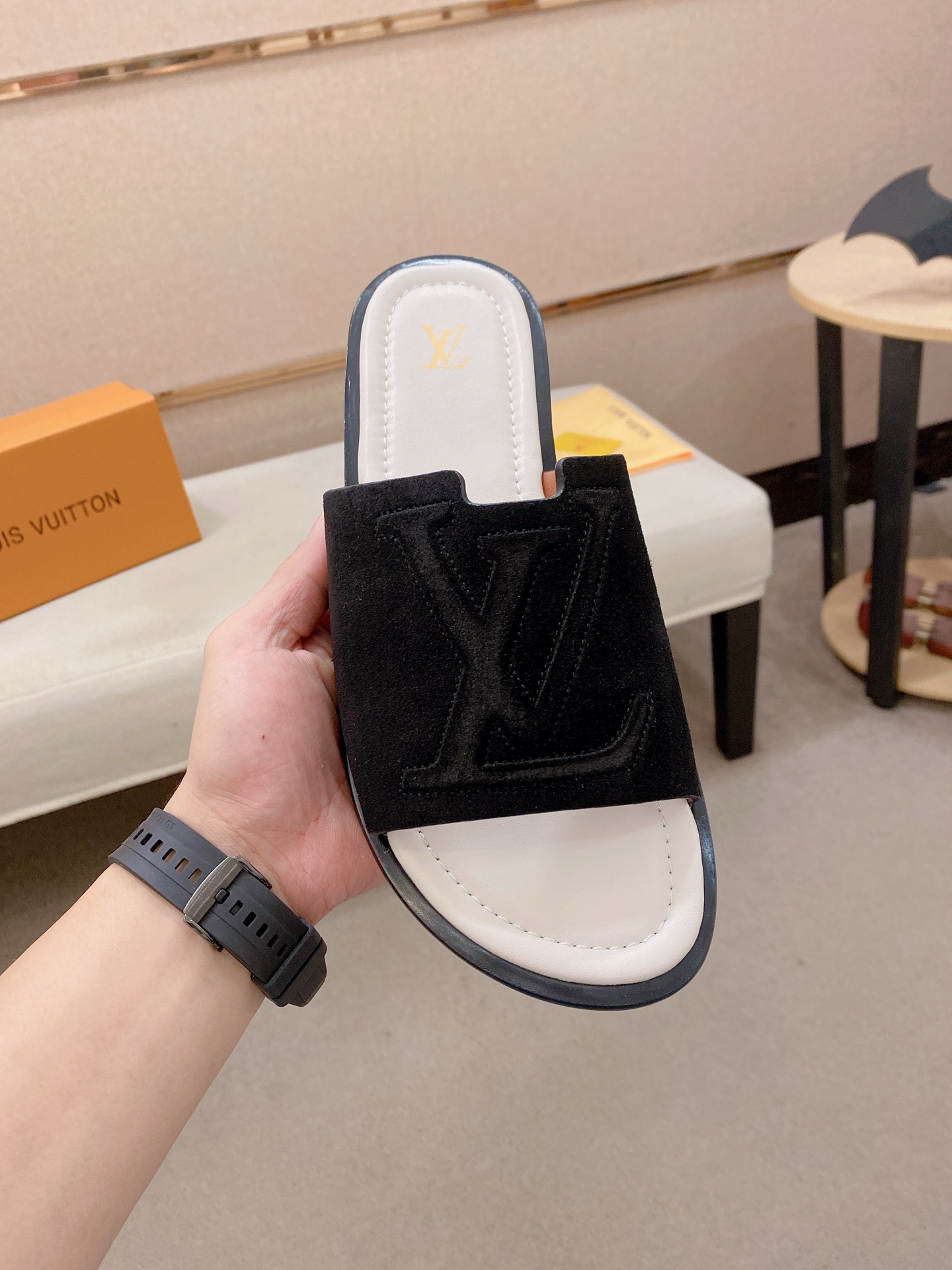 LV A貨 男款藍邊LOGO拖鞋 潮流設計輕奢風格舒適防滑款| 13 LV A貨 男款藍邊LOGO拖鞋 潮流設計輕奢風格舒適防滑款