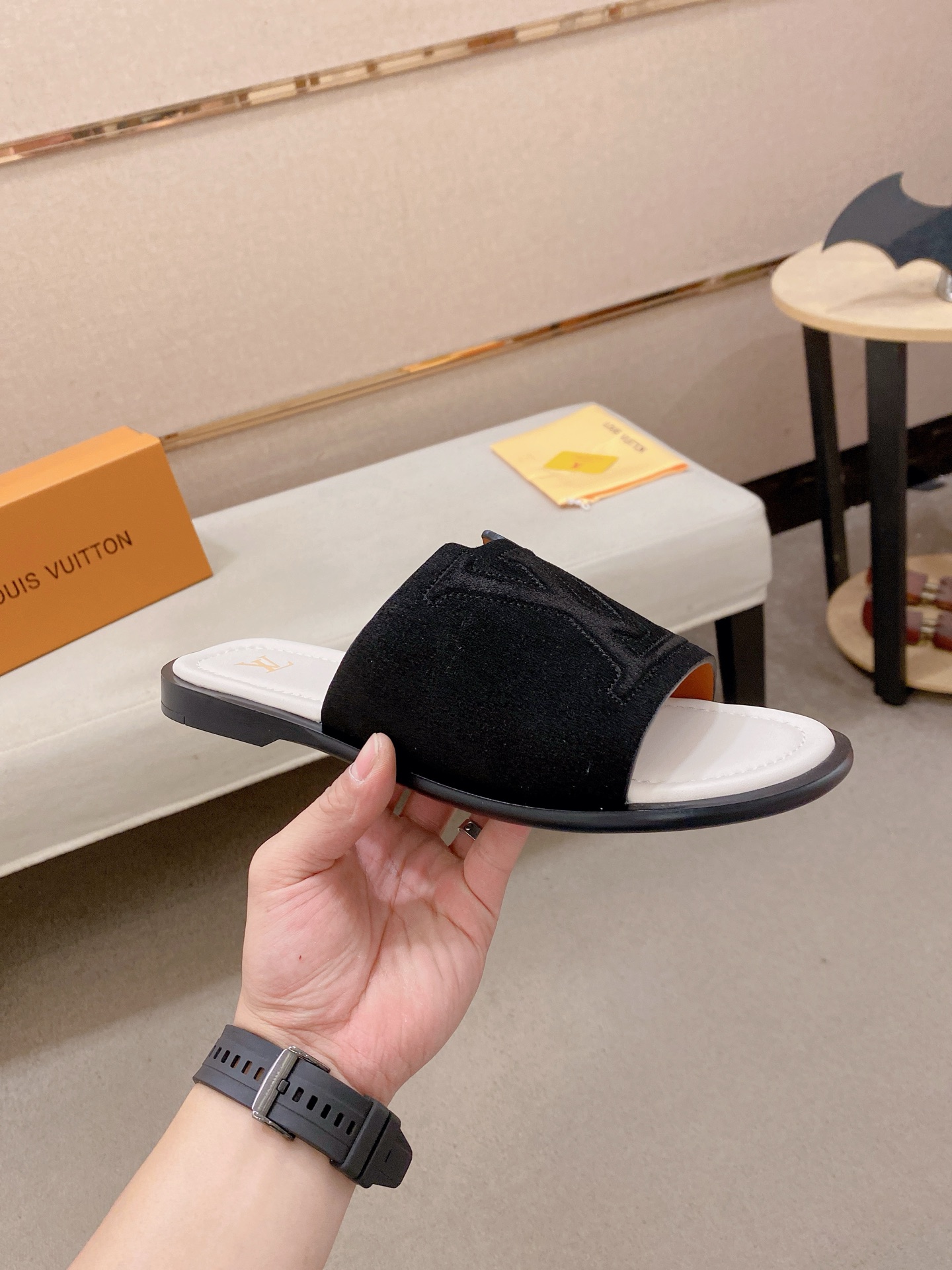 LV A貨 男款藍邊LOGO拖鞋 潮流設計輕奢風格舒適防滑款| 11 LV A貨 男款藍邊LOGO拖鞋 潮流設計輕奢風格舒適防滑款