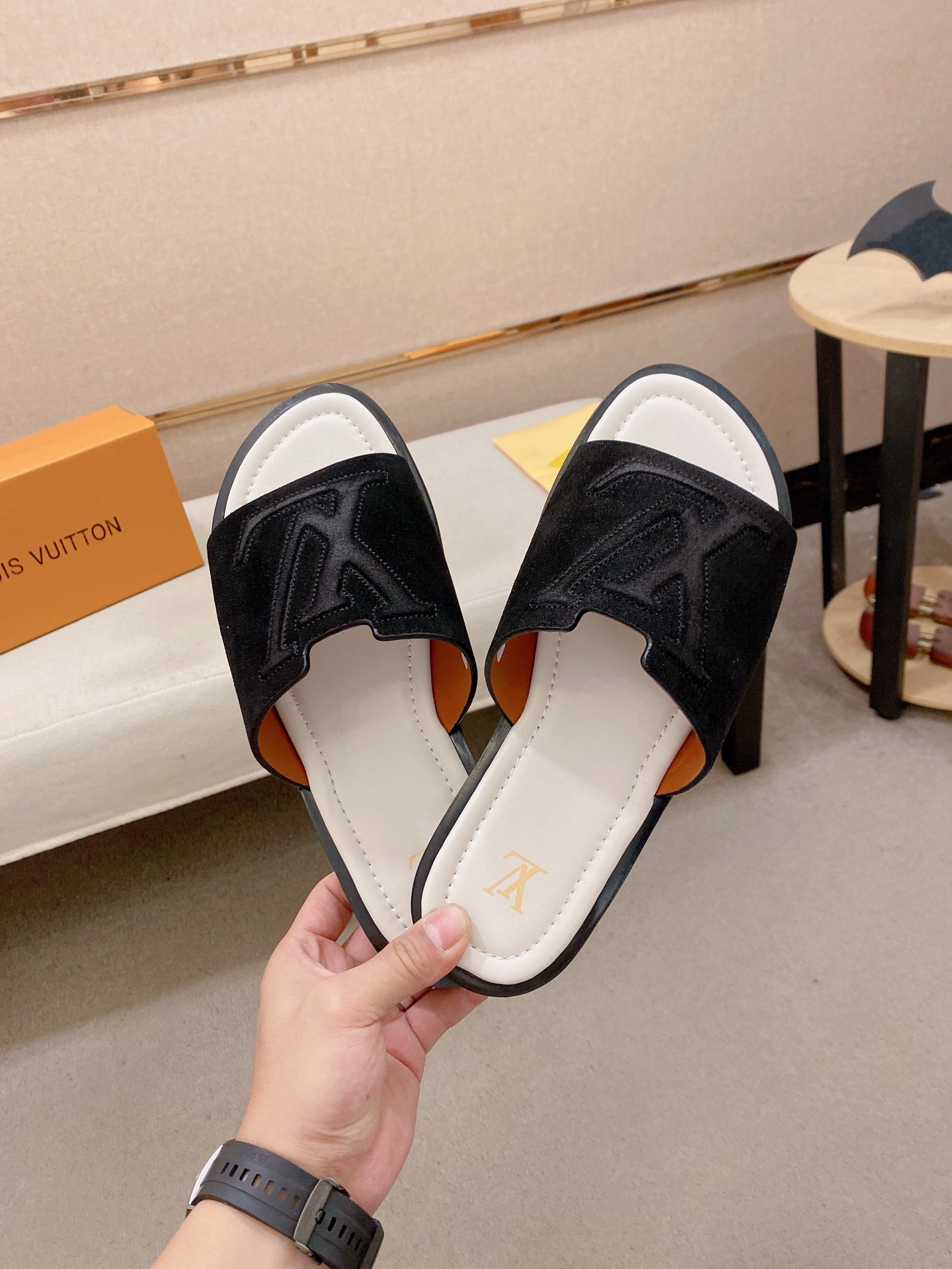 LV A貨 男款藍邊LOGO拖鞋 潮流設計輕奢風格舒適防滑款| 10 LV A貨 男款藍邊LOGO拖鞋 潮流設計輕奢風格舒適防滑款