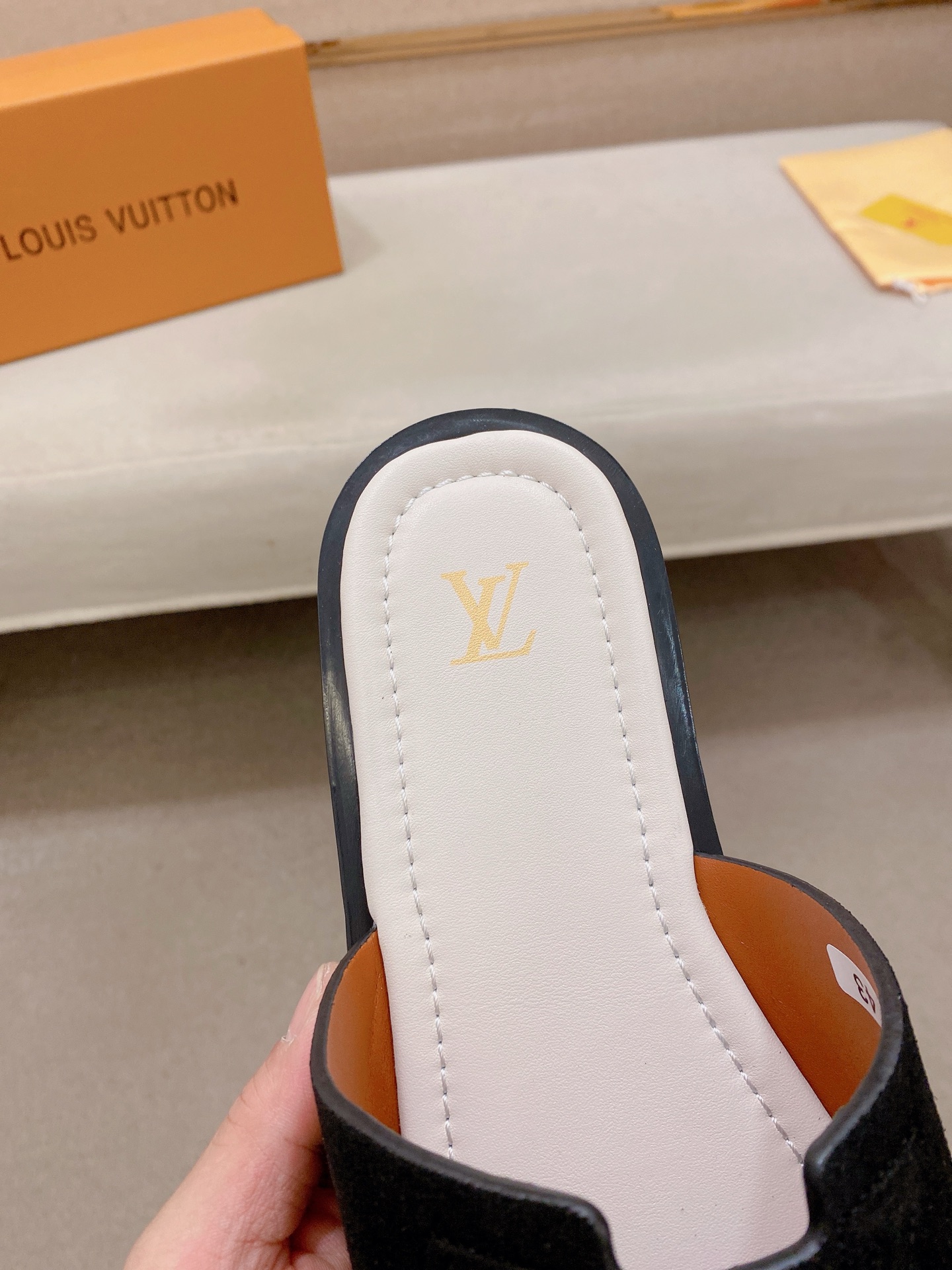 LV A貨 男款藍邊LOGO拖鞋 潮流設計輕奢風格舒適防滑款| 9 LV A貨 男款藍邊LOGO拖鞋 潮流設計輕奢風格舒適防滑款