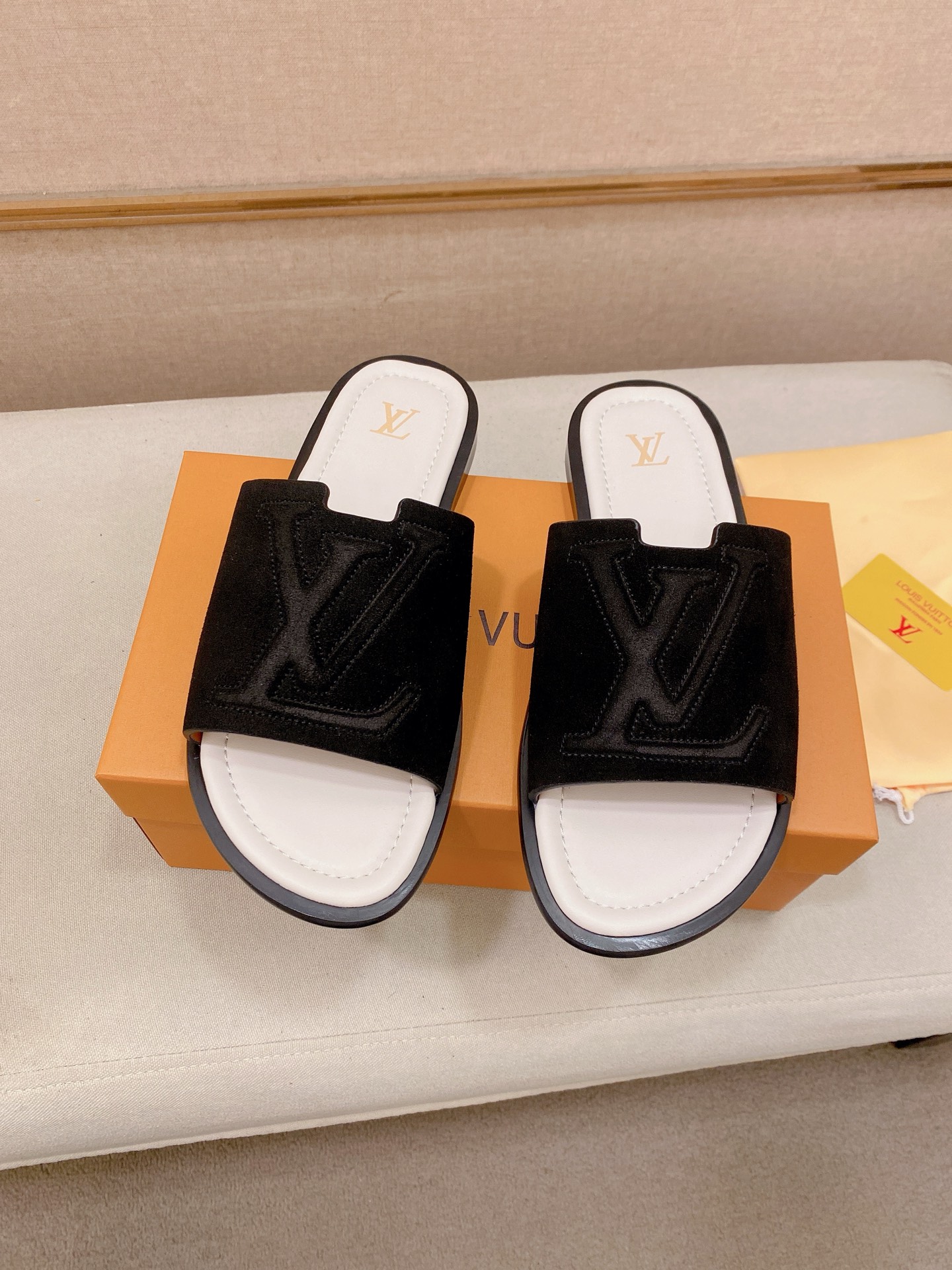LV A貨 男款藍邊LOGO拖鞋 潮流設計輕奢風格舒適防滑款| 7 LV A貨 男款藍邊LOGO拖鞋 潮流設計輕奢風格舒適防滑款