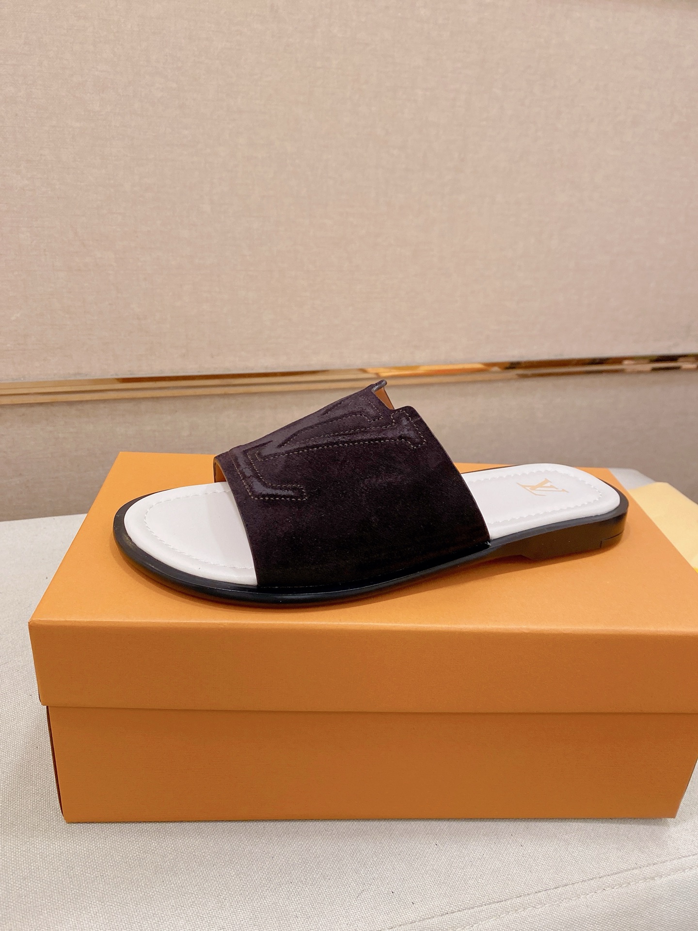 LV 一比一 男款絨面LOGO拖鞋 棕色質感設計舒適百搭休閒款| 6 LV 一比一 男款絨面LOGO拖鞋 棕色質感設計舒適百搭休閒款